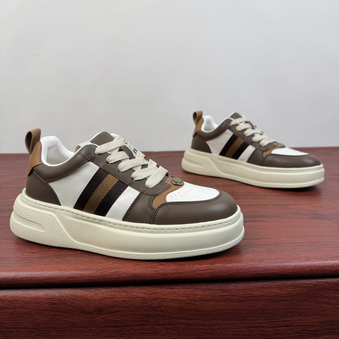 NO:621472,Batch Gucci/Gucci new autumn men's leather sneakers thick-soled lightweight biscuit shoes!  In the 2025 autumn and winter series, this sports shoe adopts a thick-soled structure and cleverly uses the triple elements of silhouette design, color matching and material to highlight the retro style. This shoe is made of cow leather with webbing details, and is equipped with a lightweight rubber sole design to add more exquisite charm. Multiple leather fine tailoring, precision motorcycle composite splicing, full of layering. Full calfskin lining and insole  Gold logo letter badge logo details. GG brand logo buckle on the toe, classic webbing embellishment, 5CM thickened lightweight rubber soles, air-glue stitching technology, durable without ungluing and excellent on-foot comfort. Flat last shape, easy to match with all types of pants, and comes with a full set of packaging!  Size 39-40-41-42-43-44 Leather shoe size (38.45 can be customized) Item No. 431920 Ribbon White coffee,,gucci,gucci,sneakers,cowhide19860909批 Gucci/古驰 秋季新款男士皮革运动鞋 厚底轻质饼干鞋！ 2025秋冬系列,这款运动鞋采用厚底结构 ,巧妙运用廓形设计,配色和材质三重元素.彰显复古风范.这款鞋履选用牛皮革搭配织带细节,配以轻盈的橡胶鞋底设计更添精致魅力.多重皮革精细剪裁,精密机车复合拼接,层次感十足.全小牛皮内衬和内底 金色logo字母徽章标识细节.鞋头有GG品牌标识饰扣,经典织带点缀,5CM加厚轻质橡胶鞋底 空胶缝合工艺,经久耐穿不开胶且上脚舒适度极好,平板楦型,轻松百搭于各类裤型,配全套包装！ 尺码39-40-41-42-43-44皮鞋尺码（可定制38.45） 货号431920织带 白咖,,gucci,gucci,sneakers,cowhide,Men's shoes
