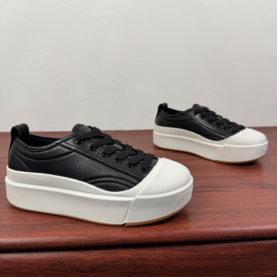 NO:621483,Batch Bottega Veneta's new men's thick-soled casual shoes!  The upper leather is calfskin selected by the brand from Tuscany, Italy - only the delicate parts from the back to the abdomen are taken and dyed with vegetable tanning agents for 48 hours to retain the natural velvety and breathable feel of the leather.  The black leather has a matte seal, which becomes soft to the touch and develops a natural 'beeswax luster' after being worn for a long time; the white leather is uncoated and has a delicate natural texture, which can be restored to clean after being wetted with water. This kind of leather will not be as stiff as ordinary materials and will fit the foot shape, and each fold will hide your unique traces of wearing it. The calfskin lining and insole are thickened with rubber soles, which are trendy and versatile!  Size 39-40-41-42-43-44 Leather shoe size (can be customized to 38.45) Item No. L0232 Black leather,,bottega veneta,bottega veneta,cowhide19860909批 Bottega Veneta葆蝶家 新款男士厚底休闲鞋！ 鞋面皮革,是品牌从意大利托斯卡纳甄选的小牛皮——只取牛背至腹部的细腻部位,经植物鞣剂浸染48小时,保留皮质天然的绒感与呼吸感. 黑色款的皮革做了哑光封层,触感应手温变柔,久穿会养出自然的“蜜蜡光泽”；白色款用了无涂层处理,透着细腻的自然纹路,沾水后轻擦就能恢复干净.这种皮革不会像普通材质那样硬挺磨脚,越穿越贴合脚型,每道褶皱里都藏着独属于你的穿着痕迹.小牛皮内衬和内底 加厚橡胶鞋底,潮流百搭！ 尺码39-40-41-42-43-44 皮鞋码(可定制38.45） 货号L0232 黑皮,,bottega veneta,bottega veneta,cowhide,Men's shoes