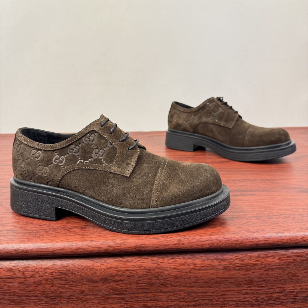 NO:621474,Batch Gucci/Gucci new men's lace-up shoes with GG details, suede leather derby shoes!  The design of this men's lace-up shoe is rooted in the brand's heritage. It is crafted from suede cow leather and is embellished with GG printed embossed suede leather details, which pay tribute to Gucci's classic monogram. The rubber sole decorated with GG pattern adds a touch of modern fashion to this design. Typical three-joint style design. European and American classic version, full calfskin lining. The overall upper texture is soft, the lining is comfortable and breathable. 2CM thickened soft rubber sole, easy to control. Versatile and stylish, available in multiple colors.  Meet different matching needs, complete package!  Size 39-40-41-42-43-44 Leather shoe size (can be customized to 38.45) Item No. 7826Z suede coffee color, gucci, gucci, cowhide19860909批 Gucci/古驰 新款饰GG细节男士系带鞋,反绒皮革德比鞋！ 这款男士系带鞋的设计根植于品牌传承,采用反绒牛皮革精心制作,缀饰GG印花压纹反绒皮革细节,此昂Gucci经典字母图案致敬.饰有GG图案的橡胶鞋底为这款设计增添了一抹现代时尚风范 典型三接头风格设计 欧美经典版型,全小牛皮内里 整体鞋面质感柔软 内里舒适透气 2CM加厚软橡胶鞋底,轻松驾驭 上脚百搭有型,多色可选 满足不同搭配需求,全套包装！ 尺码39-40-41-42-43-44皮鞋尺码（可定制38.45） 货号7826Z反绒 咖色,,gucci,gucci,cowhide,Men's shoes