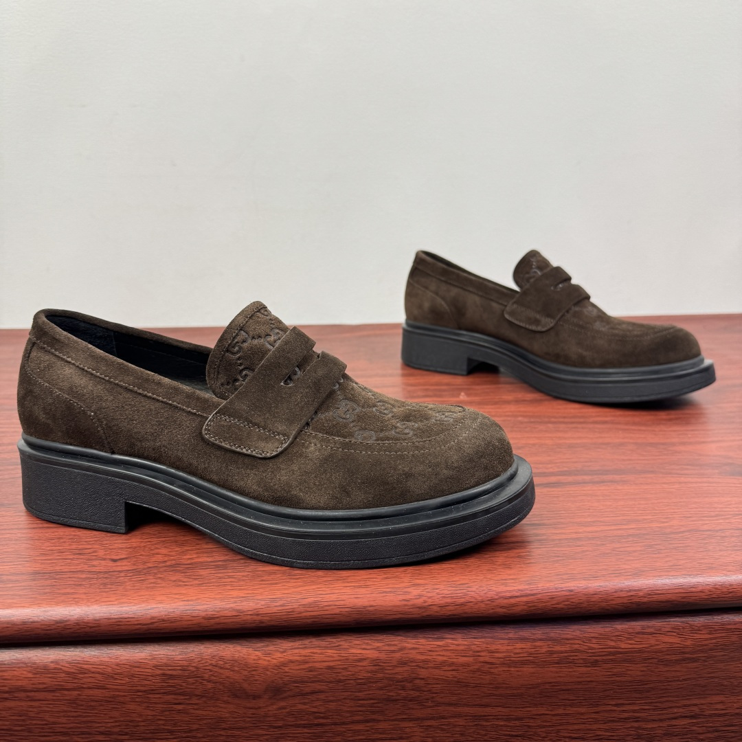 NO:621470,Batch Gucci/Gucci new men's loafers with GG details, thick-soled slip-on shoes!  The design of this men's lace-up shoe is rooted in the brand's heritage. It is carefully made of high-quality calfskin/open-edge beaded cowhide/suede cowhide. It is made of various leather types and is decorated with GG printed embossed suede leather details, which pays homage to Gucci's classic monogram. The rubber sole decorated with GG pattern adds a touch of modern fashion to this design. Classic and simple platform style design. European and American classic version, full calfskin lining. The overall upper texture is soft and the lining is comfortable and breathable.  2CM thickened soft rubber sole, easy to control, versatile and stylish on the foot, multiple colors available to meet different matching needs, complete package!  Size 39-40-41-42-43-44 Leather shoe size (38.45.46 can be customized) Item No. 7826 Loafers Coffee suede, gucci, gucci, loafers, cowhide19860909批 Gucci/古驰 新款饰GG细节男士乐福鞋,厚底一脚蹬便鞋！ 这款男士系带鞋的设计根植于品牌传承,采用优质小牛皮/开边珠牛皮/反绒牛皮革精心制作,多种皮料类型制作,缀饰GG印花压纹反绒皮革细节,此昂Gucci经典字母图案致敬.饰有GG图案的橡胶鞋底为这款设计增添了一抹现代时尚风范.经典简约松糕风格设计 欧美经典版型,全小牛皮内里 整体鞋面质感柔软 内里舒适透气 2CM加厚软橡胶鞋底,轻松驾驭 上脚百搭有型,多色可选 满足不同搭配需求,全套包装！ 尺码39-40-41-42-43-44皮鞋尺码（可定制38.45.46） 货号7826乐福鞋 咖反绒,,gucci,gucci,loafers,cowhide,Men's shoes