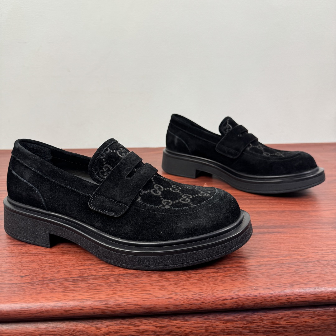 NO:621473,Batch Gucci/Gucci new men's loafers with GG details, thick-soled slip-on shoes!  The design of this men's lace-up shoe is rooted in the brand's heritage. It is carefully made of high-quality calfskin/open-edge beaded cowhide/suede cowhide. It is made of various leather types and is decorated with GG printed embossed suede leather details, which pays homage to Gucci's classic monogram. The rubber sole decorated with GG pattern adds a touch of modern fashion to this design. Classic and simple platform style design. European and American classic version, full calfskin lining. The overall upper texture is soft and the lining is comfortable and breathable.  2CM thickened soft rubber sole, easy to control, versatile and stylish on the foot, multiple colors available to meet different matching needs, complete package!  Size 39-40-41-42-43-44 leather shoe size (can be customized to 38.45.46) Item No. 7826 loafers black suede, gucci, gucci, loafers, cowhide19860909批 Gucci/古驰 新款饰GG细节男士乐福鞋,厚底一脚蹬便鞋！ 这款男士系带鞋的设计根植于品牌传承,采用优质小牛皮/开边珠牛皮/反绒牛皮革精心制作,多种皮料类型制作,缀饰GG印花压纹反绒皮革细节,此昂Gucci经典字母图案致敬.饰有GG图案的橡胶鞋底为这款设计增添了一抹现代时尚风范.经典简约松糕风格设计 欧美经典版型,全小牛皮内里 整体鞋面质感柔软 内里舒适透气 2CM加厚软橡胶鞋底,轻松驾驭 上脚百搭有型,多色可选 满足不同搭配需求,全套包装！ 尺码39-40-41-42-43-44皮鞋尺码（可定制38.45.46） 货号7826乐福鞋 黑反绒,,gucci,gucci,loafers,cowhide,Men's shoes