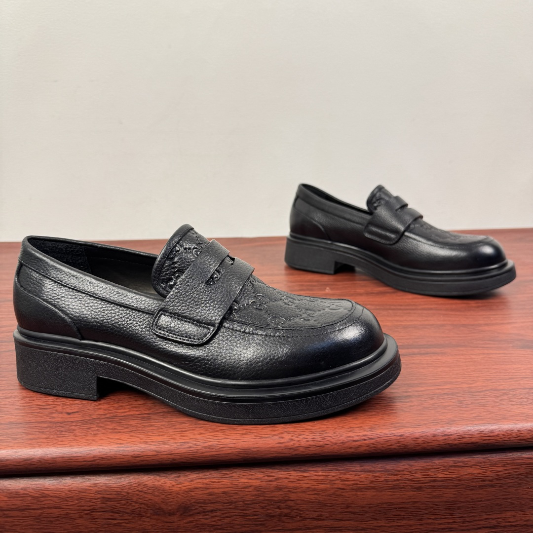 NO:621479,Batch Gucci/Gucci new men's loafers with GG details, thick-soled slip-on shoes!  The design of this men's lace-up shoe is rooted in the brand's heritage. It is carefully made of high-quality calfskin/open-edge beaded cowhide/suede cowhide. It is made of various leather types and is decorated with GG printed embossed suede leather details, which pays homage to Gucci's classic monogram. The rubber sole decorated with GG pattern adds a touch of modern fashion to this design. Classic and simple platform style design. European and American classic version, full calfskin lining. The overall upper texture is soft and the lining is comfortable and breathable.  2CM thickened soft rubber sole, easy to control, versatile and stylish on the foot, multiple colors available to meet different matching needs, complete package!  Size 39-40-41-42-43-44 Leather shoe size (can be customized to 38.45.46) Item No. 7826 Loafers Pebbled cowhide, gucci, gucci, loafers, cowhide19860909批 Gucci/古驰 新款饰GG细节男士乐福鞋,厚底一脚蹬便鞋！ 这款男士系带鞋的设计根植于品牌传承,采用优质小牛皮/开边珠牛皮/反绒牛皮革精心制作,多种皮料类型制作,缀饰GG印花压纹反绒皮革细节,此昂Gucci经典字母图案致敬.饰有GG图案的橡胶鞋底为这款设计增添了一抹现代时尚风范.经典简约松糕风格设计 欧美经典版型,全小牛皮内里 整体鞋面质感柔软 内里舒适透气 2CM加厚软橡胶鞋底,轻松驾驭 上脚百搭有型,多色可选 满足不同搭配需求,全套包装！ 尺码39-40-41-42-43-44皮鞋尺码（可定制38.45.46） 货号7826乐福鞋 荔纹牛皮,,gucci,gucci,loafers,cowhide,Men's shoes