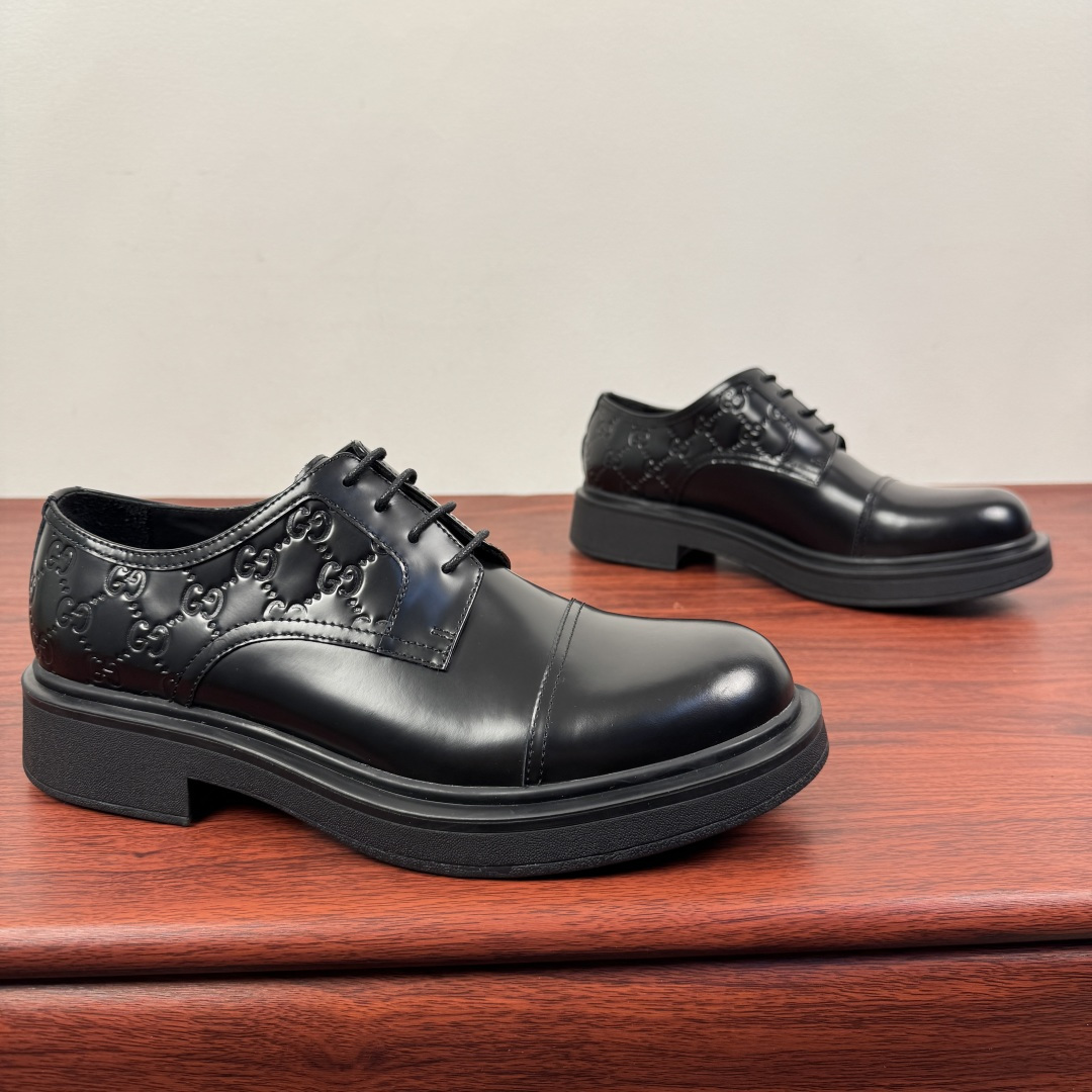 NO:621485,Batch Gucci/Gucci new men's lace-up shoes with GG details, glossy cow leather derby shoes!  The design of this men's lace-up shoe is rooted in the brand's heritage. It is made of high-quality open-edge beaded cow leather and is decorated with GG printed embossed suede leather details, which pays homage to Gucci's classic monogram. The rubber sole decorated with GG pattern adds a touch of modern fashion to this design. Typical three-joint style design. European and American classic version, full calfskin lining. The overall upper texture is soft, the lining is comfortable and breathable. 2CM thickened soft rubber sole, easy to control. Versatile and stylish, available in multiple colors.  Meet different matching needs, complete package!  Size 39-40-41-42-43-44 leather shoe size (can be customized to 38.45.46) Item No. 7826Z open edge beads black,,gucci,gucci,cowhide19860909批 Gucci/古驰 新款饰GG细节男士系带鞋,亮面牛皮革德比鞋！ 这款男士系带鞋的设计根植于品牌传承,采用优质开边珠牛皮革精心制作,缀饰GG印花压纹反绒皮革细节,此昂Gucci经典字母图案致敬.饰有GG图案的橡胶鞋底为这款设计增添了一抹现代时尚风范 典型三接头风格设计 欧美经典版型,全小牛皮内里 整体鞋面质感柔软 内里舒适透气 2CM加厚软橡胶鞋底,轻松驾驭 上脚百搭有型,多色可选 满足不同搭配需求,全套包装！ 尺码39-40-41-42-43-44皮鞋尺码（可定制38.45.46） 货号7826Z开边珠 黑色,,gucci,gucci,cowhide,Men's shoes