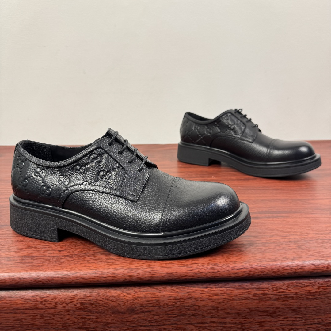 NO:621462,Batch Gucci/Gucci new men's lace-up shoes with GG details, matte cow leather derby shoes!  The design of this men's lace-up shoe is rooted in the brand's heritage. It is crafted from high-quality waxed cow leather and is embellished with GG printed embossed suede leather details, which pay tribute to Gucci's classic monogram. The rubber sole decorated with GG pattern adds a touch of modern fashion to this design. Typical three-joint style design. European and American classic fit, full calfskin lining. The overall upper texture is soft, the lining is comfortable and breathable. 2CM thickened soft rubber sole, easy to control. Versatile and stylish, available in multiple colors.  Meet different matching needs, complete package!  Size 39-40-41-42-43-44 Leather shoe size (can be customized to 38.45.46) Item No. 7826Z cowhide pebbled pattern,,gucci,gucci,cowhide19860909批 Gucci/古驰 新款饰GG细节男士系带鞋,哑光牛皮革德比鞋！ 这款男士系带鞋的设计根植于品牌传承,采用优质打蜡牛皮革精心制作,缀饰GG印花压纹反绒皮革细节,此昂Gucci经典字母图案致敬.饰有GG图案的橡胶鞋底为这款设计增添了一抹现代时尚风范 典型三接头风格设计 欧美经典版型,全小牛皮内里 整体鞋面质感柔软 内里舒适透气 2CM加厚软橡胶鞋底,轻松驾驭 上脚百搭有型,多色可选 满足不同搭配需求,全套包装！ 尺码39-40-41-42-43-44皮鞋尺码（可定制38.45.46） 货号7826Z牛皮 荔枝纹,,gucci,gucci,cowhide,Men's shoes