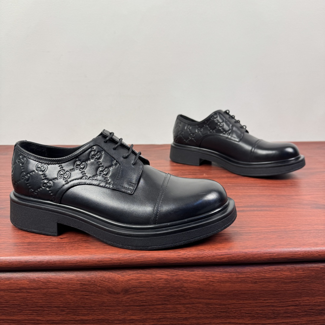 NO:621465,Batch Gucci/Gucci new men's lace-up shoes with GG details, matte cow leather derby shoes!  The design of this men's lace-up shoe is rooted in the brand's heritage. It is crafted from high-quality waxed cow leather and is embellished with GG printed embossed suede leather details, which pay tribute to Gucci's classic monogram. The rubber sole decorated with GG pattern adds a touch of modern fashion to this design. Typical three-joint style design. European and American classic fit, full calfskin lining. The overall upper texture is soft, the lining is comfortable and breathable. 2CM thickened soft rubber sole, easy to control. Versatile and stylish, available in multiple colors.  Meet different matching needs, complete package!  Size 39-40-41-42-43-44 leather shoe size (can be customized to 38.45.46) Item No. 7826Z cowhide smooth,,gucci,gucci,cowhide19860909批 Gucci/古驰 新款饰GG细节男士系带鞋,哑光牛皮革德比鞋！ 这款男士系带鞋的设计根植于品牌传承,采用优质打蜡牛皮革精心制作,缀饰GG印花压纹反绒皮革细节,此昂Gucci经典字母图案致敬.饰有GG图案的橡胶鞋底为这款设计增添了一抹现代时尚风范 典型三接头风格设计 欧美经典版型,全小牛皮内里 整体鞋面质感柔软 内里舒适透气 2CM加厚软橡胶鞋底,轻松驾驭 上脚百搭有型,多色可选 满足不同搭配需求,全套包装！ 尺码39-40-41-42-43-44皮鞋尺码（可定制38.45.46） 货号7826Z牛皮 光面,,gucci,gucci,cowhide,Men's shoes