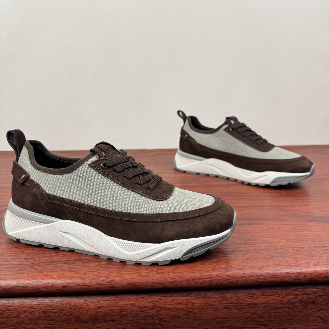 NO:664072,Batch Santoni (Santoni) Italian men's handmade splicing casual shoes!  Each pair of shoes from this Italian handmade shoe brand has a simple and classic design, which is very comfortable and versatile!  It is not accurate to describe the Italian shoe brand Santoni as 'nouveau riche'. Although it is very young, its appearance and temperament are quite sophisticated, and it can even be said that it is well versed in the ways of the world. The toe of the shoe adopts a classic two-section design concept, and all trimming parts are processed by Italian oil edge technology, giving a 360-degree vision without rough edges!  High elastic mesh lining design!  The real-line method of glueing the empty circle around the outsole is environmentally friendly and does not open the glue!  The upper material of this shoe is made of frosted cowhide stitching with a high-woven canvas theme design, breathable mesh lining, and genuine leather foot pads, making the upper foot comfortable and breathable!  The outsole is made of IP outsole and TPU film!  The brand's special molded footbed has a layer of high-elastic foam in the middle of the insole that makes it easy to put on your feet. Exclusive private mold control, long-term availability!  Original box packaging, with shoe storage bag!  Size 39-40-41-42-43-44 (customized at 38.45.46) Item No. SDN888 Gray coffee,,cowhide19860909批 Santoni(圣东尼）意大利男士手工拼接休闲鞋！ 这个意大利纯手工鞋履品牌的每一双鞋设计简洁经典,上脚非常舒适百搭！用“新贵”来形容意大利鞋履品牌Santoni,并不准确,尽管它很年轻,但呈现出的相貌和气质却相当老练,甚至可以说深谙世故之道.鞋子鞋头部位采用经典的两节设计理念,切边部位全部经过意大利油边工艺处理,360度无毛边视觉！高弹网布内里设计！大底周圈空胶车真线做法,即环保又不开胶！此款鞋面面料采用磨砂牛皮拼接高织帆布主题设计、透气网布内里,真皮垫脚,上脚舒适透气！大底采用ip大底加tpu底片组合成型！品牌专用开模脚床,鞋垫中间有一层高弹泡棉上脚轻快.独家私模可控,长期有货！原盒包装,配鞋履收纳袋！ 尺码39-40-41-42-43-44（38.45.46订做） 货号SDN888 灰咖,,cowhide,Men's shoes