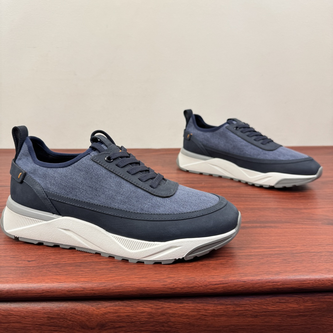 NO:664006,Batch Santoni (Santoni) Italian men's handmade splicing casual shoes!  Each pair of shoes from this Italian handmade shoe brand has a simple and classic design, which is very comfortable and versatile!  It is not accurate to describe the Italian shoe brand Santoni as 'nouveau riche'. Although it is very young, its appearance and temperament are quite sophisticated, and it can even be said that it is well versed in the ways of the world. The toe of the shoe adopts a classic two-section design concept, and all trimming parts are processed by Italian oil edge technology, giving a 360-degree vision without rough edges!  High elastic mesh lining design!  The real-line method of glueing the empty circle around the outsole is environmentally friendly and does not open the glue!  The upper material of this shoe is made of frosted cowhide stitching with a high-woven canvas theme design, breathable mesh lining, and genuine leather foot pads, making the upper foot comfortable and breathable!  The outsole is made of IP outsole and TPU film!  The brand's special molded footbed has a layer of high-elastic foam in the middle of the insole that makes it easy to put on your feet. Exclusive private mold control, long-term availability!  Original box packaging, with shoe storage bag!  Size 39-40-41-42-43-44 (customized at 38.45.46) Item No. SDN888 Blue,,cowhide19860909批 Santoni(圣东尼）意大利男士手工拼接休闲鞋！ 这个意大利纯手工鞋履品牌的每一双鞋设计简洁经典,上脚非常舒适百搭！用“新贵”来形容意大利鞋履品牌Santoni,并不准确,尽管它很年轻,但呈现出的相貌和气质却相当老练,甚至可以说深谙世故之道.鞋子鞋头部位采用经典的两节设计理念,切边部位全部经过意大利油边工艺处理,360度无毛边视觉！高弹网布内里设计！大底周圈空胶车真线做法,即环保又不开胶！此款鞋面面料采用磨砂牛皮拼接高织帆布主题设计、透气网布内里,真皮垫脚,上脚舒适透气！大底采用ip大底加tpu底片组合成型！品牌专用开模脚床,鞋垫中间有一层高弹泡棉上脚轻快.独家私模可控,长期有货！原盒包装,配鞋履收纳袋！ 尺码39-40-41-42-43-44（38.45.46订做） 货号SDN888 蓝色,,cowhide,Men's shoes