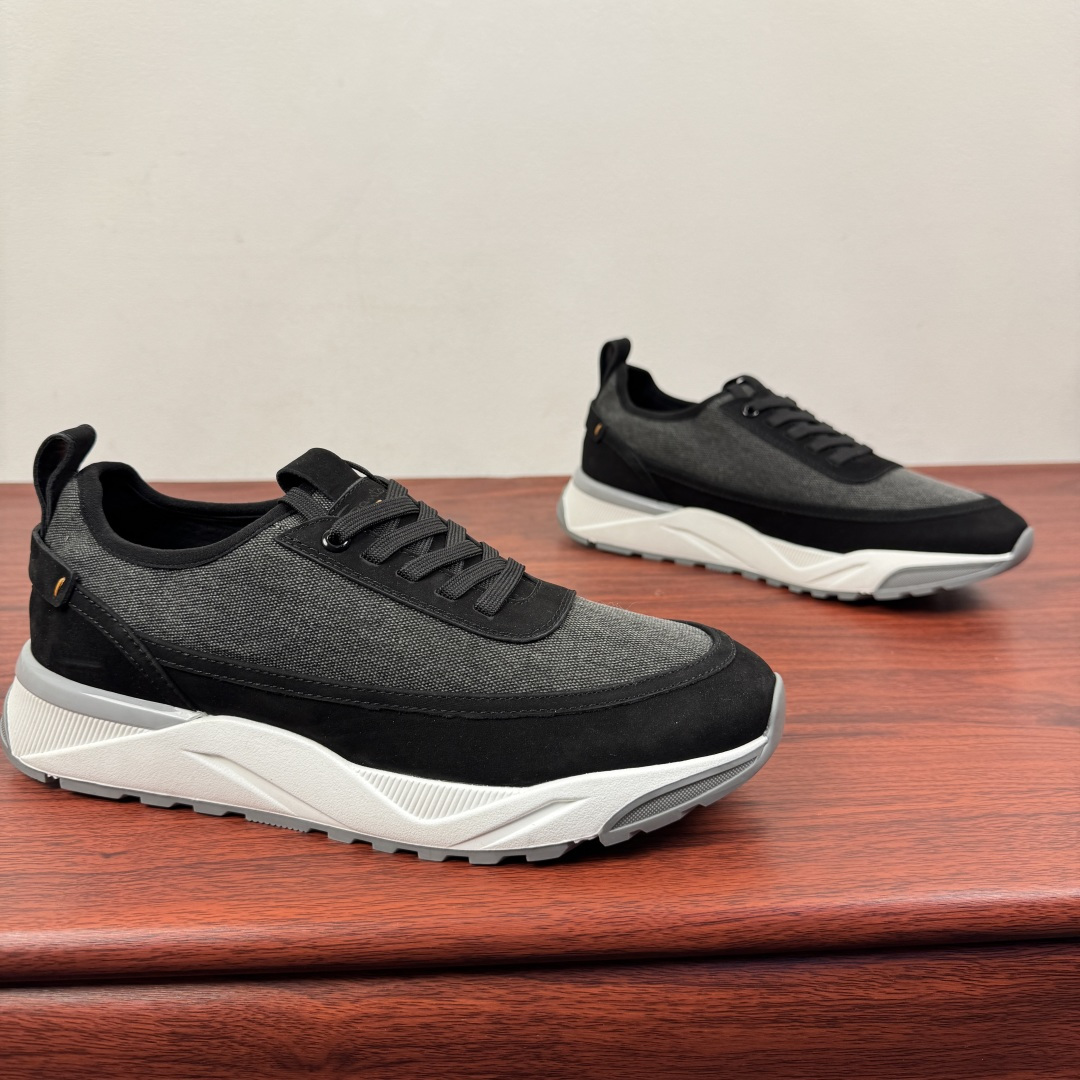 NO:664010,Batch Santoni (Santoni) Italian men's handmade splicing casual shoes!  Each pair of shoes from this Italian handmade shoe brand has a simple and classic design, which is very comfortable and versatile!  It is not accurate to describe the Italian shoe brand Santoni as 'nouveau riche'. Although it is very young, its appearance and temperament are quite sophisticated, and it can even be said that it is well versed in the ways of the world. The toe of the shoe adopts a classic two-section design concept, and all trimming parts are processed by Italian oil edge technology, giving a 360-degree vision without rough edges!  High elastic mesh lining design!  The real-line method of glueing the empty circle around the outsole is environmentally friendly and does not open the glue!  The upper material of this shoe is made of frosted cowhide stitching with a high-woven canvas theme design, breathable mesh lining, and genuine leather foot pads, making the upper foot comfortable and breathable!  The outsole is made of IP outsole and TPU film!  The brand's special molded footbed has a layer of high-elastic foam in the middle of the insole that makes it easy to put on your feet. Exclusive private mold control, long-term availability!  Original box packaging, with shoe storage bag!  Size 39-40-41-42-43-44 (customized at 38.45.46) Item No. SDN888 Black,,cowhide19860909批 Santoni(圣东尼）意大利男士手工拼接休闲鞋！ 这个意大利纯手工鞋履品牌的每一双鞋设计简洁经典,上脚非常舒适百搭！用“新贵”来形容意大利鞋履品牌Santoni,并不准确,尽管它很年轻,但呈现出的相貌和气质却相当老练,甚至可以说深谙世故之道.鞋子鞋头部位采用经典的两节设计理念,切边部位全部经过意大利油边工艺处理,360度无毛边视觉！高弹网布内里设计！大底周圈空胶车真线做法,即环保又不开胶！此款鞋面面料采用磨砂牛皮拼接高织帆布主题设计、透气网布内里,真皮垫脚,上脚舒适透气！大底采用ip大底加tpu底片组合成型！品牌专用开模脚床,鞋垫中间有一层高弹泡棉上脚轻快.独家私模可控,长期有货！原盒包装,配鞋履收纳袋！ 尺码39-40-41-42-43-44（38.45.46订做） 货号SDN888 黑色,,cowhide,Men's shoes