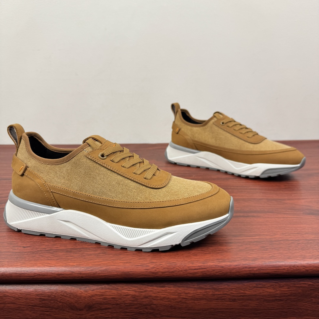 NO:664020,Batch Santoni (Santoni) Italian men's handmade splicing casual shoes!  Each pair of shoes from this Italian handmade shoe brand has a simple and classic design, which is very comfortable and versatile!  It is not accurate to describe the Italian shoe brand Santoni as 'nouveau riche'. Although it is very young, its appearance and temperament are quite sophisticated, and it can even be said that it is well versed in the ways of the world. The toe of the shoe adopts a classic two-section design concept, and all trimming parts are processed by Italian oil edge technology, giving a 360-degree vision without rough edges!  High elastic mesh lining design!  The real-line method of glueing the empty circle around the outsole is environmentally friendly and does not open the glue!  The upper material of this shoe is made of frosted cowhide stitching with a high-woven canvas theme design, breathable mesh lining, and genuine leather foot pads, making the upper foot comfortable and breathable!  The outsole is made of IP outsole and TPU film!  The brand's special molded footbed has a layer of high-elastic foam in the middle of the insole that makes it easy to put on your feet. Exclusive private mold control, long-term availability!  Original box packaging, with shoe storage bag!  Size 39-40-41-42-43-44 (customized at 38.45.46) Item No. SDN888 Brown,,cowhide19860909批 Santoni(圣东尼）意大利男士手工拼接休闲鞋！ 这个意大利纯手工鞋履品牌的每一双鞋设计简洁经典,上脚非常舒适百搭！用“新贵”来形容意大利鞋履品牌Santoni,并不准确,尽管它很年轻,但呈现出的相貌和气质却相当老练,甚至可以说深谙世故之道.鞋子鞋头部位采用经典的两节设计理念,切边部位全部经过意大利油边工艺处理,360度无毛边视觉！高弹网布内里设计！大底周圈空胶车真线做法,即环保又不开胶！此款鞋面面料采用磨砂牛皮拼接高织帆布主题设计、透气网布内里,真皮垫脚,上脚舒适透气！大底采用ip大底加tpu底片组合成型！品牌专用开模脚床,鞋垫中间有一层高弹泡棉上脚轻快.独家私模可控,长期有货！原盒包装,配鞋履收纳袋！ 尺码39-40-41-42-43-44（38.45.46订做） 货号SDN888 棕色,,cowhide,Men's shoes