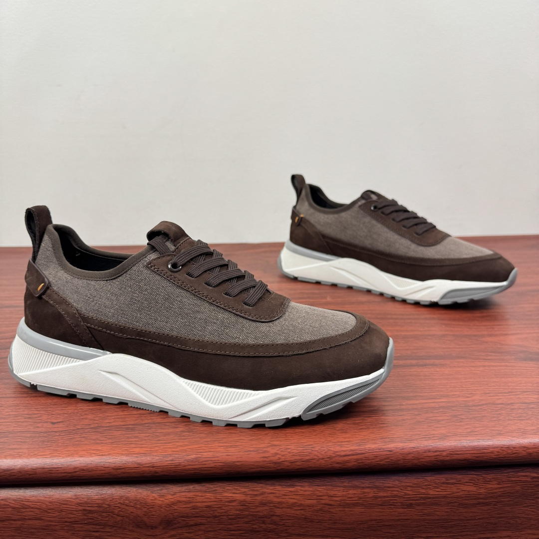 NO:664026,Batch Santoni (Santoni) Italian men's handmade splicing casual shoes!  Each pair of shoes from this Italian handmade shoe brand has a simple and classic design, which is very comfortable and versatile!  It is not accurate to describe the Italian shoe brand Santoni as 'nouveau riche'. Although it is very young, its appearance and temperament are quite sophisticated, and it can even be said that it is well versed in the ways of the world. The toe of the shoe adopts a classic two-section design concept, and all trimming parts are processed by Italian oil edge technology, giving a 360-degree vision without rough edges!  High elastic mesh lining design!  The real-line method of glueing the empty circle around the outsole is environmentally friendly and does not open the glue!  The upper material of this shoe is made of frosted cowhide stitching with a high-woven canvas theme design, breathable mesh lining, and genuine leather foot pads, making the upper foot comfortable and breathable!  The outsole is made of IP outsole and TPU film!  The brand's special molded footbed has a layer of high-elastic foam in the middle of the insole that makes it easy to put on your feet. Exclusive private mold control, long-term availability!  Original box packaging, with shoe storage bag!  Size 39-40-41-42-43-44 (customized at 38.45.46) Item No. SDN888 Brown,,cowhide19860909批 Santoni(圣东尼）意大利男士手工拼接休闲鞋！ 这个意大利纯手工鞋履品牌的每一双鞋设计简洁经典,上脚非常舒适百搭！用“新贵”来形容意大利鞋履品牌Santoni,并不准确,尽管它很年轻,但呈现出的相貌和气质却相当老练,甚至可以说深谙世故之道.鞋子鞋头部位采用经典的两节设计理念,切边部位全部经过意大利油边工艺处理,360度无毛边视觉！高弹网布内里设计！大底周圈空胶车真线做法,即环保又不开胶！此款鞋面面料采用磨砂牛皮拼接高织帆布主题设计、透气网布内里,真皮垫脚,上脚舒适透气！大底采用ip大底加tpu底片组合成型！品牌专用开模脚床,鞋垫中间有一层高弹泡棉上脚轻快.独家私模可控,长期有货！原盒包装,配鞋履收纳袋！ 尺码39-40-41-42-43-44（38.45.46订做） 货号SDN888 咖色,,cowhide,Men's shoes