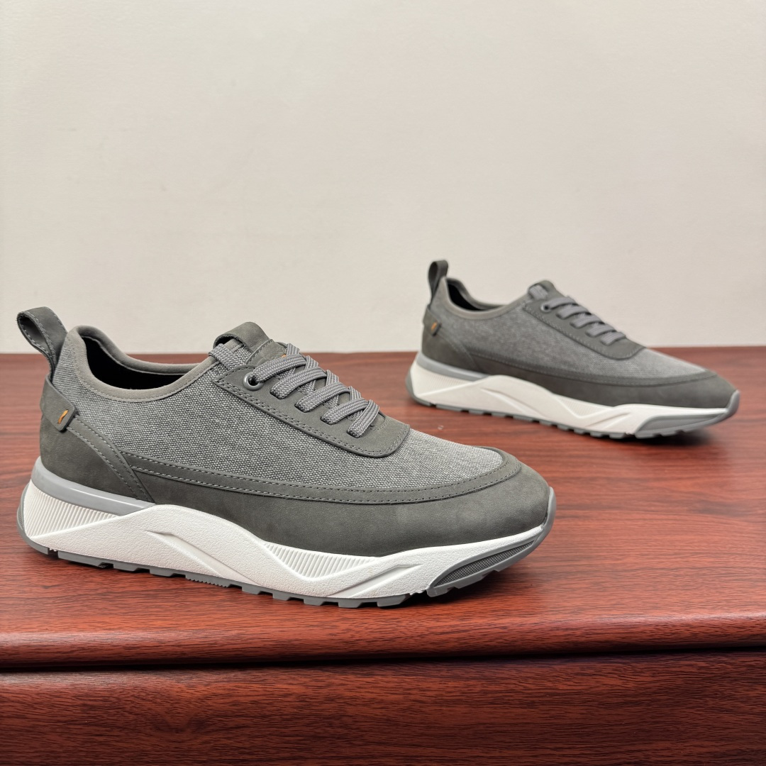 NO:664037,Batch Santoni (Santoni) Italian men's handmade splicing casual shoes!  Each pair of shoes from this Italian handmade shoe brand has a simple and classic design, which is very comfortable and versatile!  It is not accurate to describe the Italian shoe brand Santoni as 'nouveau riche'. Although it is very young, its appearance and temperament are quite sophisticated, and it can even be said that it is well versed in the ways of the world. The toe of the shoe adopts a classic two-section design concept, and all trimming parts are processed by Italian oil edge technology, giving a 360-degree vision without rough edges!  High elastic mesh lining design!  The real-line method of glueing the empty circle around the outsole is environmentally friendly and does not open the glue!  The upper material of this shoe is made of frosted cowhide stitching with a high-woven canvas theme design, breathable mesh lining, and genuine leather foot pads, making the upper foot comfortable and breathable!  The outsole is made of IP outsole and TPU film!  The brand's special molded footbed has a layer of high-elastic foam in the middle of the insole that makes it easy to put on your feet. Exclusive private mold control, long-term availability!  Original box packaging, with shoe storage bag!  Size 39-40-41-42-43-44 (38.45.46 customized) Item No. SDN888 Gray,,cowhide19860909批 Santoni(圣东尼）意大利男士手工拼接休闲鞋！ 这个意大利纯手工鞋履品牌的每一双鞋设计简洁经典,上脚非常舒适百搭！用“新贵”来形容意大利鞋履品牌Santoni,并不准确,尽管它很年轻,但呈现出的相貌和气质却相当老练,甚至可以说深谙世故之道.鞋子鞋头部位采用经典的两节设计理念,切边部位全部经过意大利油边工艺处理,360度无毛边视觉！高弹网布内里设计！大底周圈空胶车真线做法,即环保又不开胶！此款鞋面面料采用磨砂牛皮拼接高织帆布主题设计、透气网布内里,真皮垫脚,上脚舒适透气！大底采用ip大底加tpu底片组合成型！品牌专用开模脚床,鞋垫中间有一层高弹泡棉上脚轻快.独家私模可控,长期有货！原盒包装,配鞋履收纳袋！ 尺码39-40-41-42-43-44（38.45.46订做） 货号SDN888 灰色,,cowhide,Men's shoes