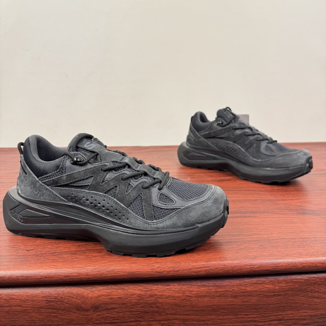 NO:664268,Code YS00 batch Salomon Odyssey ELMT Low casual urban commuting long-distance cross-country running shoes! Salomon was born at the foot of the Alps in 1947. It originally made skis, and later integrated ski resort technology into shoes. This pair of Odyssey belongs to his 'Mountain Cross-Border' series, which is 30% lighter than professional hiking shoes and twice as stable as trendy brand dad shoes!  What makes Salomon popular for so long is the perfect fusion of fashion and function. His shoe design concept comes from a deep insight into urban life. It must be both beautiful and elegant, comfortable and durable, so it uses the highest quality materials. After careful design and craftsmanship, we will look at the details later...!  Do not soak in water when cleaning. If the mesh is dirty, wipe it with foam cleaner and it will shine. Size 36 36.5 37 38 38.5 39 40 40.5 41 42 42.5 43 44 44.5 45 Item No. Sa473766 Black Gray,19860909编码YS00 批 Salomon 萨洛蒙 纯原纯原纯原 Odyssey ELMT Low休闲城市通勤长跑越野跑步鞋 ! 1947年在阿尔卑斯山脚诞生的Salomon,原本是造滑雪板的,后来把雪场科技融进鞋子里.这双Odyssey属于他家的「山系跨界」系列,比专业徒步鞋轻30,比潮牌老爹鞋稳两倍！ Salomon能做到火那么久靠的就是时尚与功能的完美融合他家的鞋子设计理念源于对都市生活的深刻洞察.既要美观大方又要舒适耐穿 因此采用了最优质的材料 经过精心设计和匠心制作 后续我们看细节..！ 清洁时别泡水,网面脏了用泡沫清洁剂一擦就亮. 尺码 36 36.5 37 38 38.5 39 40 40.5 41 42 42.5 43 44 44.5 45 货号Sa473766 黑灰,,Men's shoes