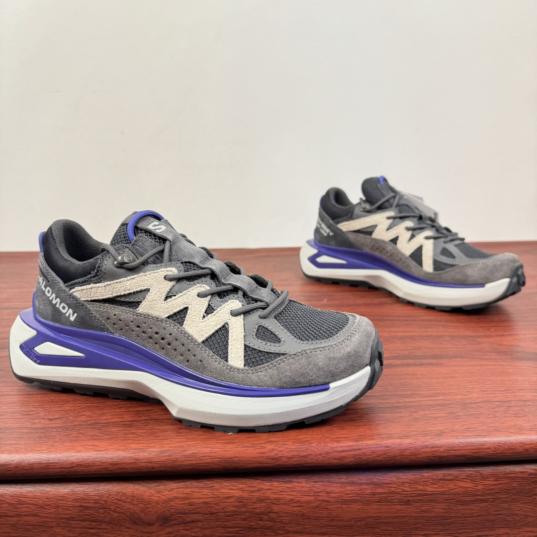 NO:664275,Code YS00 batch Salomon Odyssey ELMT Low casual urban commuting long-distance cross-country running shoes! Salomon was born at the foot of the Alps in 1947. It originally made skis, and later integrated snow resort technology into shoes. This pair of Odyssey belongs to his 'Mountain Cross-Border' series, which is 30% lighter than professional hiking shoes and twice as stable as trendy brand dad shoes!  What makes Salomon popular for so long is the perfect fusion of fashion and function. His shoe design concept comes from a deep insight into urban life. It must be both beautiful and elegant, comfortable and durable, so it uses the highest quality materials. After careful design and craftsmanship, we will look at the details later...!  Do not soak in water when cleaning. If the mesh is dirty, wipe it with foam cleaner and it will shine. Size 36 36.5 37 38 38.5 39 40 40.5 41 42 42.5 43 44 44.5 45 Item number Sa473766 Gray purple,19860909编码YS00批 Salomon 萨洛蒙 纯原纯原纯原 Odyssey ELMT Low休闲城市通勤长跑越野跑步鞋 ! 1947年在阿尔卑斯山脚诞生的Salomon,原本是造滑雪板的,后来把雪场科技融进鞋子里.这双Odyssey属于他家的「山系跨界」系列,比专业徒步鞋轻30,比潮牌老爹鞋稳两倍！ Salomon能做到火那么久靠的就是时尚与功能的完美融合他家的鞋子设计理念源于对都市生活的深刻洞察.既要美观大方又要舒适耐穿 因此采用了最优质的材料 经过精心设计和匠心制作 后续我们看细节..！ 清洁时别泡水,网面脏了用泡沫清洁剂一擦就亮. 尺码 36 36.5 37 38 38.5 39 40 40.5 41 42 42.5 43 44 44.5 45 货号Sa473766 灰紫,,Men's shoes