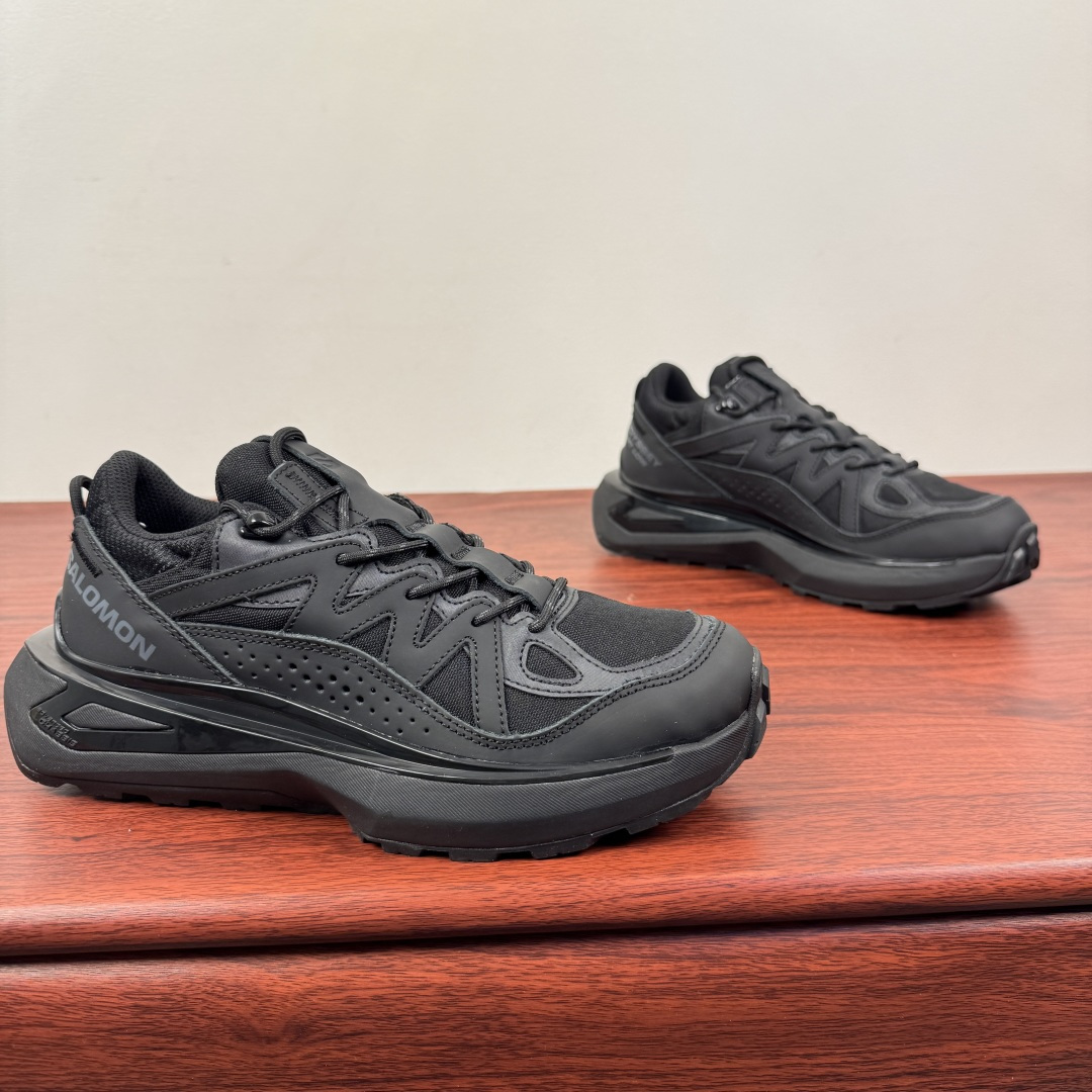 NO:664284,Code YS00 batch Salomon Odyssey ELMT Low casual urban commuting long-distance cross-country running shoes! Salomon was born at the foot of the Alps in 1947. It originally made skis, and later integrated snow resort technology into shoes. This pair of Odyssey belongs to his 'Mountain Cross-Border' series, which is 30% lighter than professional hiking shoes and twice as stable as trendy brand dad shoes!  What makes Salomon popular for so long is the perfect fusion of fashion and function. His shoe design concept comes from a deep insight into urban life. It must be both beautiful and elegant, comfortable and durable, so it uses the highest quality materials. After careful design and craftsmanship, we will look at the details later...!  Do not soak in water when cleaning. If the mesh is dirty, wipe it with foam detergent and it will shine. Size 36 36.5 37 38 38.5 39 40 40.5 41 42 42.5 43 44 44.5 45 Item No. Sa473766 Black,19860909编码YS00批 Salomon 萨洛蒙 纯原纯原纯原 Odyssey ELMT Low休闲城市通勤长跑越野跑步鞋 ! 1947年在阿尔卑斯山脚诞生的Salomon,原本是造滑雪板的,后来把雪场科技融进鞋子里.这双Odyssey属于他家的「山系跨界」系列,比专业徒步鞋轻30,比潮牌老爹鞋稳两倍！ Salomon能做到火那么久靠的就是时尚与功能的完美融合他家的鞋子设计理念源于对都市生活的深刻洞察.既要美观大方又要舒适耐穿 因此采用了最优质的材料 经过精心设计和匠心制作 后续我们看细节..！ 清洁时别泡水,网面脏了用泡沫清洁剂一擦就亮. 尺码 36 36.5 37 38 38.5 39 40 40.5 41 42 42.5 43 44 44.5 45 货号Sa473766 黑色,,Men's shoes