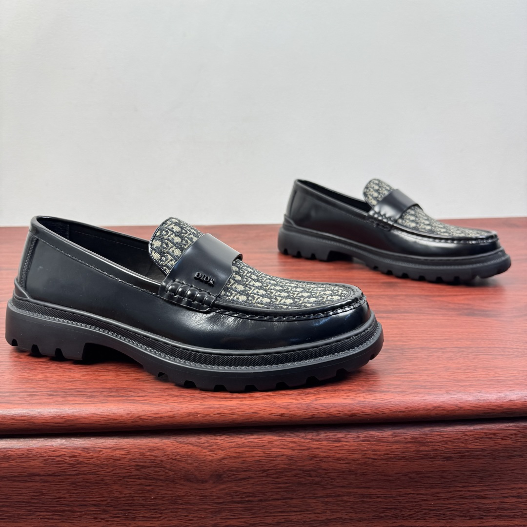 NO:690314,Dior/Dior's leading men's lightweight leather loafers are shipping for the first time!  This H600 series loafer is made of two kinds of leather materials: glossy leather/matte calfskin leather. Classic European and American style. Crafted with skilled craftsmanship. Elegant last shape. Geometric lines are extremely comfortable to the eyes. Composite layered splicing style design. Piping highlights interface details. The buckle is decorated with logo rubber label buckle CD metal buckle logo letter. Different styles of leather buckle are available. Select high-quality leather materials to pay attention to the details. Full calf leather lining. Paired with lightweight textured rubber soles.  It is light on the feet and suitable for all types of pants. It is the first choice for light luxury travel. Highly recommended, complete package!  Size 39-40-41-42-43-44 leather shoe size (38.45.46 can be customized),, dior, dior, loafers, cowhide19860909Dior/迪奥 领先款男士轻质皮革乐福鞋首发出货！ 此款H600系列乐福鞋采用亮面皮革/哑光小牛皮皮革两种皮革材质制作而成 经典欧美版型 娴熟工艺重工打造 楦型优雅 几何线条入眼极度舒适 复合层叠式拼接风格设计 滚边突出接口细节 扣带装饰以 logo胶标扣带 CD金属扣 logo字母 真皮扣带不同风格可选 甄选优质皮料看细节 内里全小牛皮 搭配轻质纹路橡胶鞋底 上脚轻盈而适配于各类裤型 轻奢出行首选 强烈推荐,全套包装！ 尺码39-40-41-42-43-44皮鞋尺码（可定制38.45.46）,,dior,dior,loafers,cowhide,Men's shoes