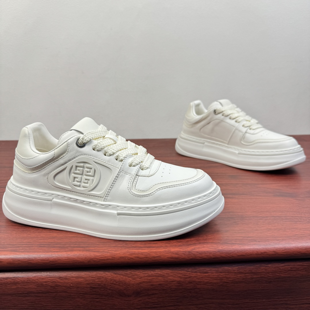 NO:731007,Batch Givenchy/Givenchy new autumn and winter leather casual sports shoes, men's thick-soled white shoes, light trend debut!  The shoe body is made of fine leather, which is soft and tough to the touch. It can be comfortably supported during daily commuting or running out on the street. The iconic four-square embossing low-key highlights the brand recognition. Available in black and white contrasting colors and pure white, it can easily adapt to various styles such as minimalist and street. The 5cm thick sole is made of lightweight foam material, which visually lengthens the leg lines.  At the same time, the feet will not be tired after long-term wear. The widened last design is more friendly to people with wide feet and high insteps. It is paired with old off-white shoelaces and has a retro atmosphere. Whether it is worn with jeans to create a relaxed OOTD, or with a suit skirt to balance the sweet and cool style, this pair of shoes can become a styling bonus and is an indispensable and versatile shoe in the shoe cabinet. Complete package!  Size 39-40-41-42-43-44 Standard leather shoe size (38/45 can be customized but does not support returns) Item No. M216 White,,givenchy,givenchy,sneakers,skirts,jeans,business suit19860909批 Givenchy/纪梵希 秋冬新款皮革休闲运动鞋 男士厚底小白鞋 轻潮登场！ 精选细腻皮革打造鞋身,触感柔软且富有韧性,日常通勤或出街暴走都能舒适承托.标志性的四宫格压纹低调彰显品牌辨识度,黑白撞色与纯白两色可选,轻松适配极简、街头等多元风格.5cm增高厚底采用轻量化发泡材质,视觉上拉长腿部线条的同时,久穿不累脚.加宽楦型设计,对宽脚、高脚背人群更友好,搭配做旧米白鞋带,自带复古氛围感.无论是搭配牛仔裤打造松弛感OOTD,还是配西装裙平衡甜酷风,这双鞋都能成为造型加分项,是鞋柜里不可或缺的百搭刚需款.全套包装！ 尺码39-40-41-42-43-44 标准皮鞋码（38/45可定做但不支持退换） 货号M216 白色,,givenchy,givenchy,sneakers,skirts,jeans,business suit,Men's shoes