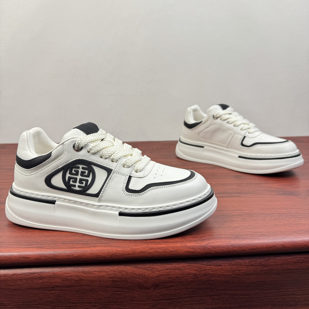 NO:731013,Batch Givenchy/Givenchy new autumn and winter leather casual sports shoes, men's thick-soled white shoes, light trend debut!  The shoe body is made of fine leather, which is soft and tough to the touch. It can be comfortably supported during daily commuting or running out on the street. The iconic four-square embossing low-key highlights the brand recognition. Available in black and white contrasting colors and pure white, it can easily adapt to various styles such as minimalist and street. The 5cm thick sole is made of lightweight foam material, which visually lengthens the leg lines.  At the same time, the feet will not be tired after long-term wear. The widened last design is more friendly to people with wide feet and high insteps. It is paired with old off-white shoelaces and has a retro atmosphere. Whether it is worn with jeans to create a relaxed OOTD, or with a suit skirt to balance the sweet and cool style, this pair of shoes can become a styling bonus and is an indispensable and versatile shoe in the shoe cabinet. Complete package!  Size 39-40-41-42-43-44 Standard leather shoe size (38/45 can be customized but does not support returns) Item number M216 white and black,,givenchy,givenchy,sneakers,skirts,jeans,business suit19860909批 Givenchy/纪梵希 秋冬新款皮革休闲运动鞋 男士厚底小白鞋 轻潮登场！ 精选细腻皮革打造鞋身,触感柔软且富有韧性,日常通勤或出街暴走都能舒适承托.标志性的四宫格压纹低调彰显品牌辨识度,黑白撞色与纯白两色可选,轻松适配极简、街头等多元风格.5cm增高厚底采用轻量化发泡材质,视觉上拉长腿部线条的同时,久穿不累脚.加宽楦型设计,对宽脚、高脚背人群更友好,搭配做旧米白鞋带,自带复古氛围感.无论是搭配牛仔裤打造松弛感OOTD,还是配西装裙平衡甜酷风,这双鞋都能成为造型加分项,是鞋柜里不可或缺的百搭刚需款.全套包装！ 尺码39-40-41-42-43-44 标准皮鞋码（38/45可定做但不支持退换） 货号M216 白黑,,givenchy,givenchy,sneakers,skirts,jeans,business suit,Men's shoes