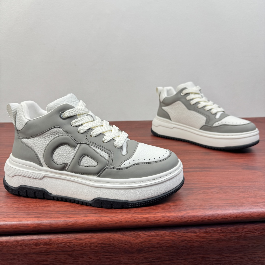 NO:731030,Batch Dior/Dior's new autumn and winter men's thick-soled leather casual shoes, chubby-style versatile sneakers!  D6063 mid-top thick-soled shoes｜Style advancement  Selecting fine first-layer cowhide and splicing breathable mesh, the iconic hollow presbyopia pattern on the shoe body low-key highlights the brand texture, taking into account both appearance and breathability. The mid-cut design fits the ankle, provides stable support, and adds a neat aura to daily wear. The 5cm thick sole uses lightweight foam technology, which not only increases the visual height but also reduces the burden on the foot, and is still comfortable when standing and walking for a long time. Pure white, white gray  Available in two colors, the white shoes are clean and versatile, while the white and gray models have a retro and old-fashioned atmosphere, suitable for leisure, commuting and other scenarios. Paired with old off-white shoelaces, the details are full of looseness. Whether paired with sports pants to create a street style, or with wide-leg pants to create a minimalist atmosphere, they can become the highlight of the style. It is a versatile and necessary style that is worth buying in the shoe cabinet. Complete package!  Size 39-40-41-42-43-44 standard leather shoe size (38/45 can be customized but does not support returns) Item No. D6063 white gray, dior, dior, sneakers, cowhide19860909批 Dior/迪奥 秋冬新款男士厚底皮革休闲鞋 胖丁风格百搭运动鞋！ D6063中帮厚底鞋｜型格进阶 甄选细腻头层牛皮拼接透气网布,鞋身标志性镂空老花图案低调彰显品牌质感,兼顾颜值与透气性.中帮设计贴合脚踝,提供稳妥支撑,日常穿搭更添利落气场.5cm厚底采用轻量发泡科技,视觉增高的同时减轻足部负担,久站行走依旧舒适.纯白、白灰两色可选,小白鞋干净百搭,白灰款自带复古做旧氛围,适配休闲、通勤等多种场景.搭配做旧米白鞋带,细节处拉满松弛感,无论是搭配运动裤打造街头风,还是配阔腿裤营造极简氛围感,都能成为造型亮点,是鞋柜里值得入手的百搭刚需款.全套包装！ 尺码39-40-41-42-43-44 标准皮鞋码（38/45可定做但不支持退换） 货号D6063 白灰,,dior,dior,sneakers,cowhide,Men's shoes