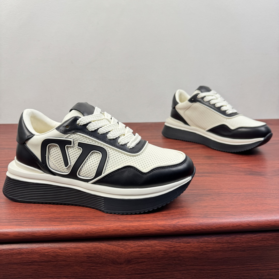NO:731038,Batch VALENTIONO/Valentino's new men's chubby-style leather thick-soled sneakers!  Retro running shoes｜Light fashion travel  The shoe body is made of breathable mesh fabric and flexible leather, with the iconic V-shaped LOGO as the visual focus, low-key highlighting the brand recognition, and combining retro texture and modern sports aesthetics. The 5cm thick sole is equipped with cushioning technology, which not only improves the proportion of the leg line, but also provides a comfortable foot feel for daily commuting and shopping. Classic pure white and contrast  White and black are available in two colors. Pure white is clean and adaptable to minimalist style, while white and black contrasting colors bring street vitality. Paired with distressed off-white shoelaces, the details create a relaxed atmosphere. Whether paired with jeans to create a casual style, or with suit pants to balance a business sense, it can easily become the highlight of the style. It is an indispensable and versatile item in the shoe cabinet.  Size 39-40-41-42-43-44 standard leather shoe size (38/45 can be customized but does not support returns) Item number B679 white and black,,valentino,valentino,sneakers,jeans,business suit19860909批 VALENTIONO/华伦天奴 新款男士胖丁风皮革厚底运动鞋！ 复古跑鞋｜轻潮出行 采用透气网眼布拼接柔韧皮革打造鞋身,标志性V字LOGO作为视觉焦点,低调彰显品牌辨识度,兼具复古质感与现代运动美学.5cm增高厚底搭载缓震科技,在提升腿部线条比例的同时,为日常通勤、逛街提供舒适脚感.经典纯白与撞色白黑两款配色可选,纯白干净利落适配极简风格,白黑撞色则自带街头活力.搭配做旧米白鞋带,细节处营造松弛氛围,无论是搭配牛仔裤打造休闲风,还是配西装裤平衡商务感,都能轻松成为造型亮点,是鞋柜里不可或缺的百搭刚需款. 尺码39-40-41-42-43-44 标准皮鞋码（38/45可定做但不支持退换） 货号B679 白黑,,valentino,valentino,sneakers,jeans,business suit,Men's shoes