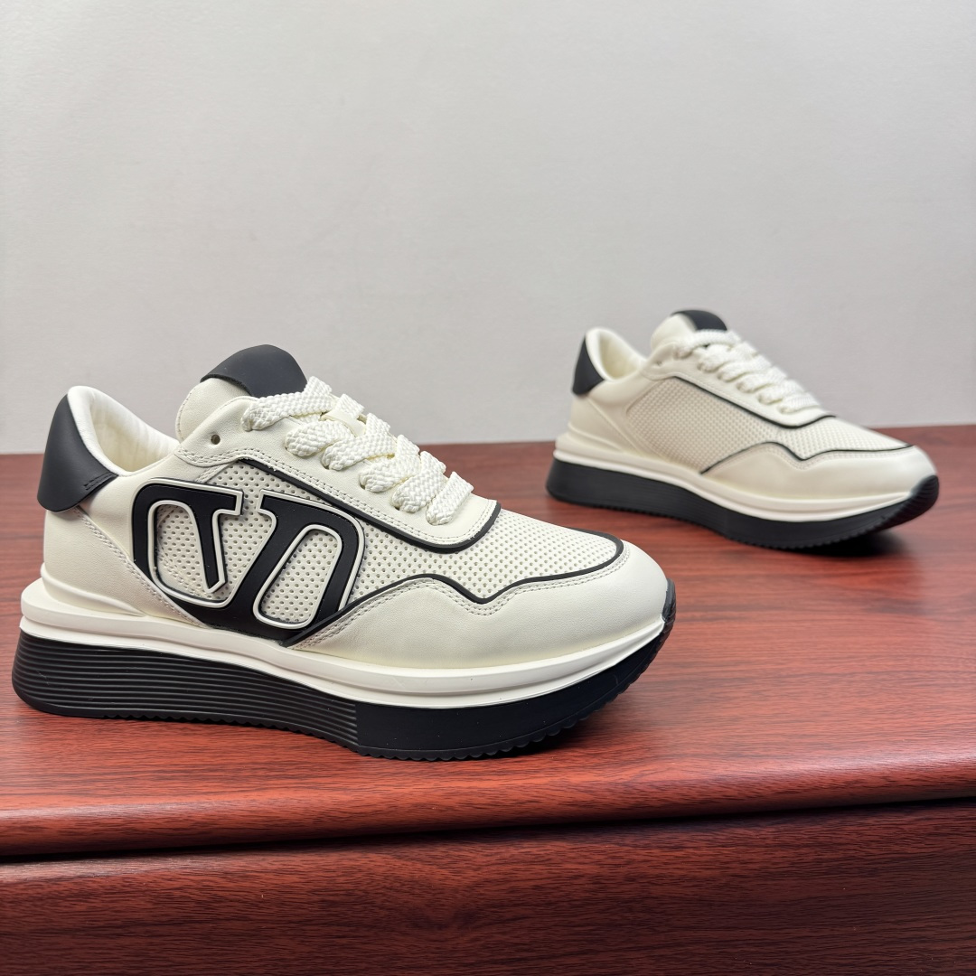 NO:731047,Batch VALENTIONO/Valentino's new men's chubby-style leather thick-soled sneakers!  Retro running shoes｜Light fashion travel  The shoe body is made of breathable mesh fabric and flexible leather, with the iconic V-shaped LOGO as the visual focus, low-key highlighting the brand recognition, and combining retro texture and modern sports aesthetics. The 5cm thick sole is equipped with cushioning technology, which not only improves the proportion of the leg line, but also provides a comfortable foot feel for daily commuting and shopping. Classic pure white and contrast  White and black are available in two colors. Pure white is clean and adaptable to minimalist style, while white and black contrasting colors bring street vitality. Paired with distressed off-white shoelaces, the details create a relaxed atmosphere. Whether paired with jeans to create a casual style, or with suit pants to balance a business sense, it can easily become the highlight of the style. It is an indispensable and versatile item in the shoe cabinet.  Size 39-40-41-42-43-44 Standard leather shoe size (38/45 can be customized but does not support returns) Item No. B679 White,,valentino,valentino,sneakers,jeans,business suit19860909批 VALENTIONO/华伦天奴 新款男士胖丁风皮革厚底运动鞋！ 复古跑鞋｜轻潮出行 采用透气网眼布拼接柔韧皮革打造鞋身,标志性V字LOGO作为视觉焦点,低调彰显品牌辨识度,兼具复古质感与现代运动美学.5cm增高厚底搭载缓震科技,在提升腿部线条比例的同时,为日常通勤、逛街提供舒适脚感.经典纯白与撞色白黑两款配色可选,纯白干净利落适配极简风格,白黑撞色则自带街头活力.搭配做旧米白鞋带,细节处营造松弛氛围,无论是搭配牛仔裤打造休闲风,还是配西装裤平衡商务感,都能轻松成为造型亮点,是鞋柜里不可或缺的百搭刚需款. 尺码39-40-41-42-43-44 标准皮鞋码（38/45可定做但不支持退换） 货号B679 白色,,valentino,valentino,sneakers,jeans,business suit,Men's shoes