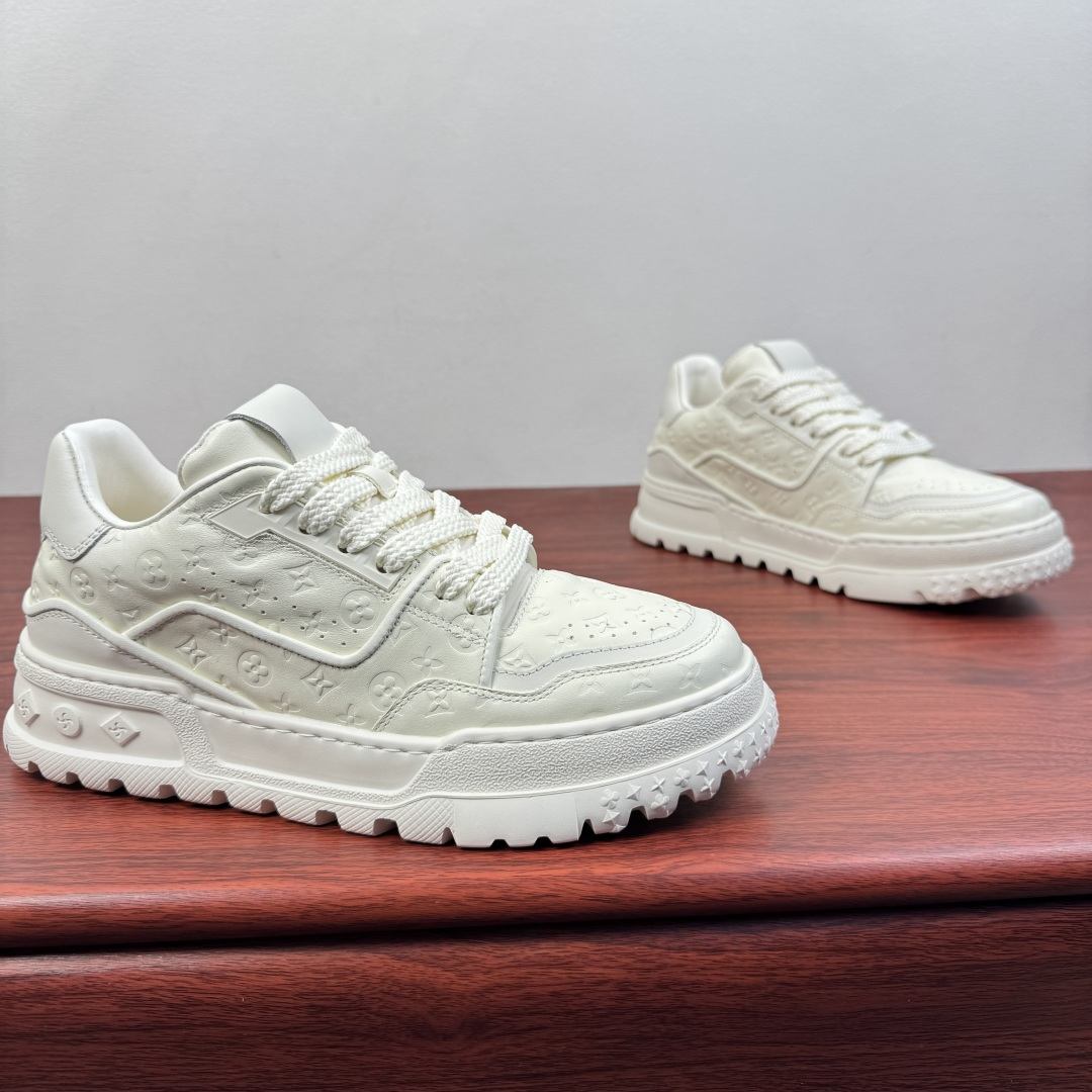 NO:731055,Batch Louis Vuitton's new fall and winter men's chubby-style thick-soled men's printed leather sneakers!  Lvjia’s classic embossed thick-soled sneakers | Everyday luxury. The uppers are made of flexible first-layer cowhide and are fully printed with classic presbyopia embossing. The low-key texture hides brand recognition. The delicate texture is within reach, giving every step a luxurious aura.  The 5cm thick sole is made of lightweight foam material, which not only visually lengthens the leg line, but also has excellent cushioning and rebound performance, so that your feet will not get tired after long-term wear. Two colors are available: classic pure white and contrasting white and black. Pure white is clean and adapts to the minimalist style, and white and black contrasting colors are included.  Street vitality. Paired with distressed off-white shoelaces, the details create a relaxed atmosphere. Whether paired with jeans to create a casual style, or with suit pants to balance a business sense, it can easily become the highlight of the style. It is an indispensable and versatile item in the shoe cabinet. Complete package!  Size 39-40-41-42-43-44 Standard leather shoe size (38/45 can be customized but does not support returns) Item number LV0258 white,,louis vuitton,louis vuitton,louis vuitton,louis vuitton,louis vuitton,sneakers,jeans,business suit,cowhide19860909批 路易威登（Louis Vuitton） 秋冬新款男士胖丁风厚底男士印花皮革运动鞋！ 驴家经典压纹厚底板鞋｜奢感日常 精选柔韧头层牛皮打造鞋面,满印经典老花压纹,在低调质感中暗藏品牌辨识度,触手可及的细腻纹理,让每一步都自带奢品气场. 5cm增高厚底采用轻量发泡材质,视觉上拉长腿部线条的同时,缓震回弹性能优异,久穿不累脚.经典纯白与撞色白黑两款配色可选,纯白干净利落适配极简风格,白黑撞色则自带街头活力.搭配做旧米白鞋带,细节处营造松弛氛围,无论是搭配牛仔裤打造休闲风,还是配西装裤平衡商务感,都能轻松成为造型亮点,是鞋柜里不可或缺的百搭刚需款.全套包装！ 尺码39-40-41-42-43-44 标准皮鞋码（38/45可定做但不支持退换） 货号LV0258 白色,,louis vuitton,louis vuitton,louis vuitton,louis vuitton,louis vuitton,sneakers,jeans,business suit,cowhide,Men's shoes