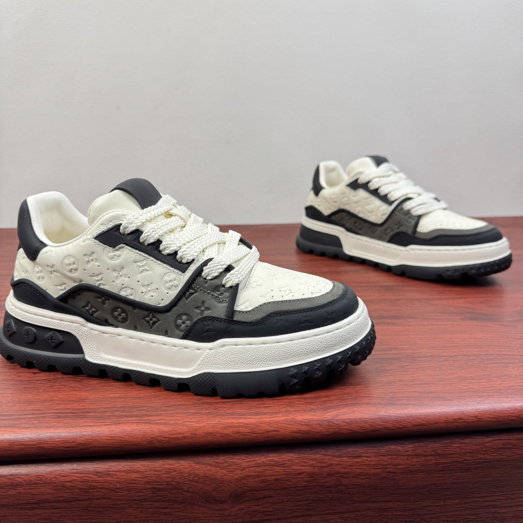 NO:731062,Batch Louis Vuitton's new fall and winter men's chubby-style thick-soled men's printed leather sneakers!  Lvjia’s classic embossed thick-soled sneakers | Everyday luxury. The uppers are made of flexible first-layer cowhide and are fully printed with classic presbyopia embossing. The low-key texture hides brand recognition. The delicate texture is within reach, giving every step a luxurious aura.  The 5cm thick sole is made of lightweight foam material, which not only visually lengthens the leg line, but also has excellent cushioning and rebound performance, so that your feet will not get tired after long-term wear. Two colors are available: classic pure white and contrasting white and black. Pure white is clean and adapts to the minimalist style, and white and black contrasting colors are included.  Street vitality. Paired with distressed off-white shoelaces, the details create a relaxed atmosphere. Whether paired with jeans to create a casual style, or with suit pants to balance a business sense, it can easily become the highlight of the style. It is an indispensable and versatile item in the shoe cabinet. Complete package!  Size 39-40-41-42-43-44 Standard leather shoe size (38/45 can be customized but does not support returns) Item number LV0258 white and black,,louis vuitton,louis vuitton,louis vuitton,louis vuitton,louis vuitton,sneakers,jeans,business suit,cowhide19860909批 路易威登（Louis Vuitton） 秋冬新款男士胖丁风厚底男士印花皮革运动鞋！ 驴家经典压纹厚底板鞋｜奢感日常 精选柔韧头层牛皮打造鞋面,满印经典老花压纹,在低调质感中暗藏品牌辨识度,触手可及的细腻纹理,让每一步都自带奢品气场. 5cm增高厚底采用轻量发泡材质,视觉上拉长腿部线条的同时,缓震回弹性能优异,久穿不累脚.经典纯白与撞色白黑两款配色可选,纯白干净利落适配极简风格,白黑撞色则自带街头活力.搭配做旧米白鞋带,细节处营造松弛氛围,无论是搭配牛仔裤打造休闲风,还是配西装裤平衡商务感,都能轻松成为造型亮点,是鞋柜里不可或缺的百搭刚需款.全套包装！ 尺码39-40-41-42-43-44 标准皮鞋码（38/45可定做但不支持退换） 货号LV0258 白黑,,louis vuitton,louis vuitton,louis vuitton,louis vuitton,louis vuitton,sneakers,jeans,business suit,cowhide,Men's shoes