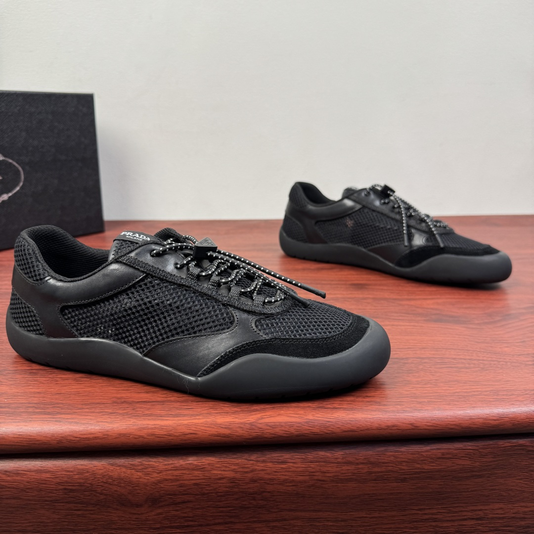 NO:746092,Batch Prada/Prada spring new Prada Speedrock cow leather and mesh sneakers!  Made by heavy industry, first shipped!  Light and flexible, designed for urban energy, the Speedrock sneakers embody a curious, modern and innovative spirit. The practical design is made of mesh with cowhide leather trim, while the rope series is reminiscent of the movement of the outdoor world. The sole completes this shoe inspired by the dialogue between nature and the city. With elastic elastic laces, brand label details on the tongue, lightweight sole, removable cowhide insole, excellent on-foot comfort, and comes with a complete package!  Size 39-40-41-42-43-44-45 leather shoe size item number 2EE468 black, prada, prada, sneakers, cowhide19860909批 Prada/普拉达 春季新款 Prada Speedrock牛皮革和网眼运动鞋！重工打造 首发出货！ 此款轻盈灵活,专为都市活力而设计,Speedrock运动鞋彰显出一种好奇,现代且创新的精神,实用的设计采用网眼布搭配牛皮革镶边,而绳索系列则让人联想到户外世界的动感.鞋底则为这款受自然与城市对话启发的鞋款画上了圆满的句号.搭配有弹性的松紧鞋带,鞋舌处有品牌标签细节,轻盈鞋底,可拆卸牛皮鞋垫,上脚舒适度极好,配全套包装！ 尺码39-40-41-42-43-44-45皮鞋尺码 货号2EE468 黑色,,prada,prada,sneakers,cowhide,Men's shoes