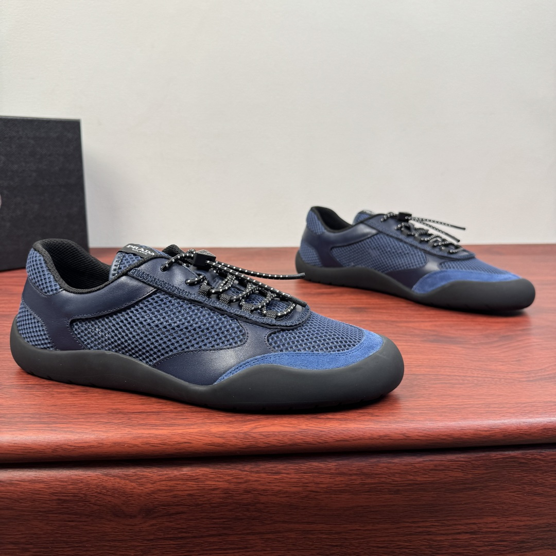 NO:746108,Batch Prada/Prada spring new Prada Speedrock cow leather and mesh sneakers!  Made by heavy industry, first shipped!  Light and flexible, designed for urban energy, the Speedrock sneakers embody a curious, modern and innovative spirit. The practical design is made of mesh with cowhide leather trim, while the rope series is reminiscent of the movement of the outdoor world. The sole completes this shoe inspired by the dialogue between nature and the city. With elastic elastic laces, brand label details on the tongue, lightweight sole, removable cowhide insole, excellent on-foot comfort, and comes with a complete package!  Size 39-40-41-42-43-44-45 Leather Shoe Size Item No. 2EE468 Blue,,prada,prada,sneakers,cowhide19860909批 Prada/普拉达 春季新款 Prada Speedrock牛皮革和网眼运动鞋！重工打造 首发出货！ 此款轻盈灵活,专为都市活力而设计,Speedrock运动鞋彰显出一种好奇,现代且创新的精神,实用的设计采用网眼布搭配牛皮革镶边,而绳索系列则让人联想到户外世界的动感.鞋底则为这款受自然与城市对话启发的鞋款画上了圆满的句号.搭配有弹性的松紧鞋带,鞋舌处有品牌标签细节,轻盈鞋底,可拆卸牛皮鞋垫,上脚舒适度极好,配全套包装！ 尺码39-40-41-42-43-44-45皮鞋尺码 货号2EE468 蓝色,,prada,prada,sneakers,cowhide,Men's shoes