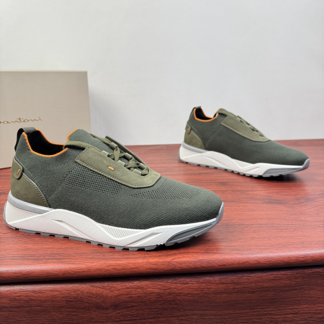 NO:746117,Batch Santoni (Santoni) Italian men's washed denim casual shoes!  Each pair of shoes from this Italian handmade shoe brand has a simple and classic design, which is very comfortable and versatile!  It is not accurate to describe the Italian shoe brand Santoni as 'nouveau riche'. Although it is very young, its appearance and temperament are quite sophisticated, and it can even be said that it is well versed in the ways of the world. The toe of the shoe adopts a classic two-section design concept, and all trimming parts have been processed by hemming technology, giving a 360-degree vision without rough edges!  High elastic mesh lining design!  The real-line method of glueing the empty circle around the outsole is environmentally friendly and does not open the glue!  The upper material of this shoe is made of washed denim and high-mercerized suede cowhide. When you look at the back of the leather, you can see very clear pores!  The inside is made of calf and will not slip or fade!  The outsole is made of a combination of IP outsole and TPU backing sheet, which is light and comfortable on the foot!  The brand's special molded footbed has a layer of high-elastic foam in the middle of the insole that makes it easy to put on your feet. Exclusive private mold control, long-term availability!  Original box packaging, with shoe storage bag!  Size 39-40-41-42-43-44 (can be customized to 45.46) Item number 1959-C1 military green,,cowhide19860909批 Santoni(圣东尼）意大利男士水洗牛仔布休闲鞋！ 这个意大利纯手工鞋履品牌的每一双鞋设计简洁经典,上脚非常舒适百搭！ 用“新贵”来形容意大利鞋履品牌Santoni,并不准确,尽管它很年轻,但呈现出的相貌和气质却相当老练,甚至可以说深谙世故之道. 鞋子鞋头部位采用经典的两节设计理念,切边部位全部经过包边工艺处理,360度无毛边视觉！高弹网布内里设计！大底周圈空胶车真线做法,即环保又不开胶！ 此款鞋面面料采用水洗牛仔布配高丝光反毛牛皮、从皮料反面顶起来会看到很清晰的毛孔！内里进囗小牛里,不打滑,不掉色！大底采用ip大底加tpu底片组合成型,上脚轻便舒适！品牌专用开模脚床,鞋垫中间有一层高弹泡棉上脚轻快.独家私模可控,长期有货！原盒包装,配鞋履收纳袋！ 尺码39-40-41-42-43-44（可定制45.46） 货号1959-C1 军绿,,cowhide,Men's shoes