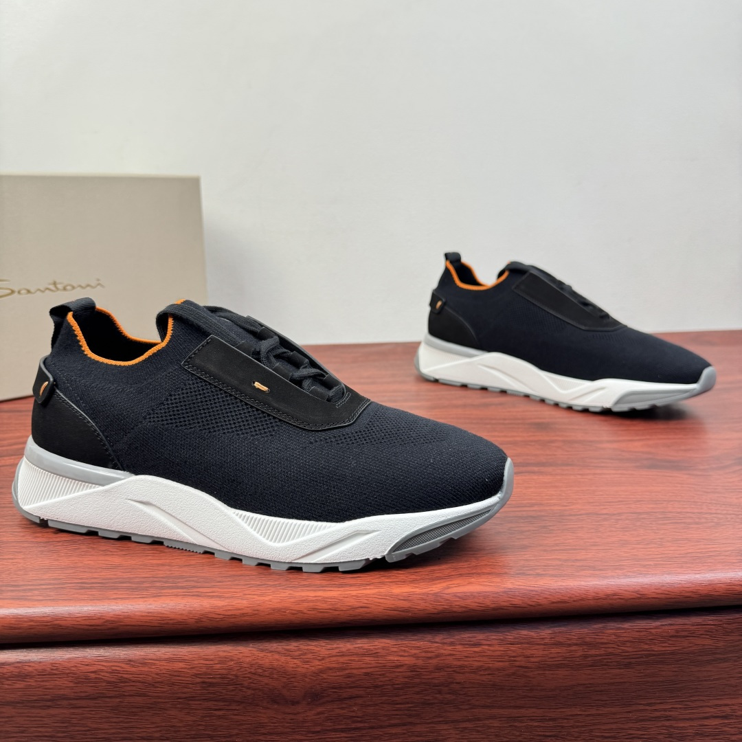 NO:746123,Batch Santoni (Santoni) Italian men's washed denim casual shoes!  Each pair of shoes from this Italian handmade shoe brand has a simple and classic design, which is very comfortable and versatile!  It is not accurate to describe the Italian shoe brand Santoni as 'nouveau riche'. Although it is very young, its appearance and temperament are quite sophisticated, and it can even be said that it is well versed in the ways of the world. The toe of the shoe adopts a classic two-section design concept, and all trimming parts have been processed by hemming technology, giving a 360-degree vision without rough edges!  High elastic mesh lining design!  The real-line method of glueing the empty circle around the outsole is environmentally friendly and does not open the glue!  The upper material of this shoe is made of washed denim and high-mercerized suede cowhide. When you look at the back of the leather, you can see very clear pores!  The inside is made of calf and will not slip or fade!  The outsole is made of a combination of IP outsole and TPU backing sheet, which is light and comfortable on the foot!  The brand's special molded footbed has a layer of high-elastic foam in the middle of the insole that makes it easy to put on your feet. Exclusive private mold control, long-term availability!  Original box packaging, with shoe storage bag!  Size 39-40-41-42-43-44 (45.46 can be customized) Item No. 1959-C1 black and white,,cowhide19860909批 Santoni(圣东尼）意大利男士水洗牛仔布休闲鞋！ 这个意大利纯手工鞋履品牌的每一双鞋设计简洁经典,上脚非常舒适百搭！ 用“新贵”来形容意大利鞋履品牌Santoni,并不准确,尽管它很年轻,但呈现出的相貌和气质却相当老练,甚至可以说深谙世故之道. 鞋子鞋头部位采用经典的两节设计理念,切边部位全部经过包边工艺处理,360度无毛边视觉！高弹网布内里设计！大底周圈空胶车真线做法,即环保又不开胶！ 此款鞋面面料采用水洗牛仔布配高丝光反毛牛皮、从皮料反面顶起来会看到很清晰的毛孔！内里进囗小牛里,不打滑,不掉色！大底采用ip大底加tpu底片组合成型,上脚轻便舒适！品牌专用开模脚床,鞋垫中间有一层高弹泡棉上脚轻快.独家私模可控,长期有货！原盒包装,配鞋履收纳袋！ 尺码39-40-41-42-43-44（可定制45.46） 货号1959-C1 黑白,,cowhide,Men's shoes