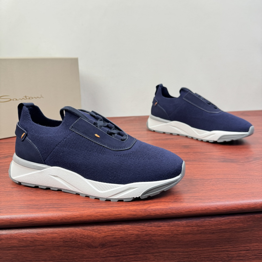 NO:746128,Batch Santoni (Santoni) Italian men's washed denim casual shoes!  Each pair of shoes from this Italian handmade shoe brand has a simple and classic design, which is very comfortable and versatile!  It is not accurate to describe the Italian shoe brand Santoni as 'nouveau riche'. Although it is very young, its appearance and temperament are quite sophisticated, and it can even be said that it is well versed in the ways of the world. The toe of the shoe adopts a classic two-section design concept, and all trimming parts have been processed by hemming technology, giving a 360-degree vision without rough edges!  High elastic mesh lining design!  The real-line method of glueing the empty circle around the outsole is environmentally friendly and does not open the glue!  The upper material of this shoe is made of washed denim and high-mercerized suede cowhide. When you look at the back of the leather, you can see very clear pores!  The inside is made of calf and will not slip or fade!  The outsole is made of a combination of IP outsole and TPU backing sheet, which is light and comfortable on the foot!  The brand's special molded footbed has a layer of high-elastic foam in the middle of the insole that makes it easy to put on your feet. Exclusive private mold control, long-term availability!  Original box packaging, with shoe storage bag!  Size 39-40-41-42-43-44 (45.46 can be customized) Item No. 1959-C1 blue,,cowhide19860909批 Santoni(圣东尼）意大利男士水洗牛仔布休闲鞋！ 这个意大利纯手工鞋履品牌的每一双鞋设计简洁经典,上脚非常舒适百搭！ 用“新贵”来形容意大利鞋履品牌Santoni,并不准确,尽管它很年轻,但呈现出的相貌和气质却相当老练,甚至可以说深谙世故之道. 鞋子鞋头部位采用经典的两节设计理念,切边部位全部经过包边工艺处理,360度无毛边视觉！高弹网布内里设计！大底周圈空胶车真线做法,即环保又不开胶！ 此款鞋面面料采用水洗牛仔布配高丝光反毛牛皮、从皮料反面顶起来会看到很清晰的毛孔！内里进囗小牛里,不打滑,不掉色！大底采用ip大底加tpu底片组合成型,上脚轻便舒适！品牌专用开模脚床,鞋垫中间有一层高弹泡棉上脚轻快.独家私模可控,长期有货！原盒包装,配鞋履收纳袋！ 尺码39-40-41-42-43-44（可定制45.46） 货号1959-C1 蓝色,,cowhide,Men's shoes