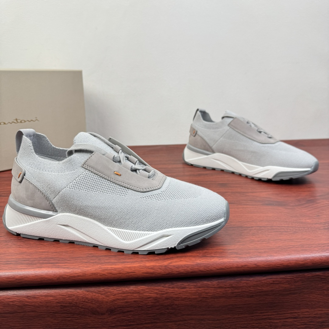 NO:746132,Batch Santoni (Santoni) Italian men's washed denim casual shoes!  Each pair of shoes from this Italian handmade shoe brand has a simple and classic design, which is very comfortable and versatile!  It is not accurate to describe the Italian shoe brand Santoni as 'nouveau riche'. Although it is very young, its appearance and temperament are quite sophisticated, and it can even be said that it is well versed in the ways of the world. The toe of the shoe adopts a classic two-section design concept, and all trimming parts have been processed by hemming technology, giving a 360-degree vision without rough edges!  High elastic mesh lining design!  The real-line method of glueing the empty circle around the outsole is environmentally friendly and does not open the glue!  The upper material of this shoe is made of washed denim and high-mercerized suede cowhide. When you look at the back of the leather, you can see very clear pores!  The inside is made of calf and will not slip or fade!  The outsole is made of a combination of IP outsole and TPU backing sheet, which is light and comfortable on the foot!  The brand's special molded footbed has a layer of high-elastic foam in the middle of the insole that makes it easy to put on your feet. Exclusive private mold control, long-term availability!  Original box packaging, with shoe storage bag!  Size 39-40-41-42-43-44 (can be customized to 45.46) Item No. 1959-C1 white gray,,cowhide19860909批 Santoni(圣东尼）意大利男士水洗牛仔布休闲鞋！ 这个意大利纯手工鞋履品牌的每一双鞋设计简洁经典,上脚非常舒适百搭！ 用“新贵”来形容意大利鞋履品牌Santoni,并不准确,尽管它很年轻,但呈现出的相貌和气质却相当老练,甚至可以说深谙世故之道. 鞋子鞋头部位采用经典的两节设计理念,切边部位全部经过包边工艺处理,360度无毛边视觉！高弹网布内里设计！大底周圈空胶车真线做法,即环保又不开胶！ 此款鞋面面料采用水洗牛仔布配高丝光反毛牛皮、从皮料反面顶起来会看到很清晰的毛孔！内里进囗小牛里,不打滑,不掉色！大底采用ip大底加tpu底片组合成型,上脚轻便舒适！品牌专用开模脚床,鞋垫中间有一层高弹泡棉上脚轻快.独家私模可控,长期有货！原盒包装,配鞋履收纳袋！ 尺码39-40-41-42-43-44（可定制45.46） 货号1959-C1 白灰,,cowhide,Men's shoes