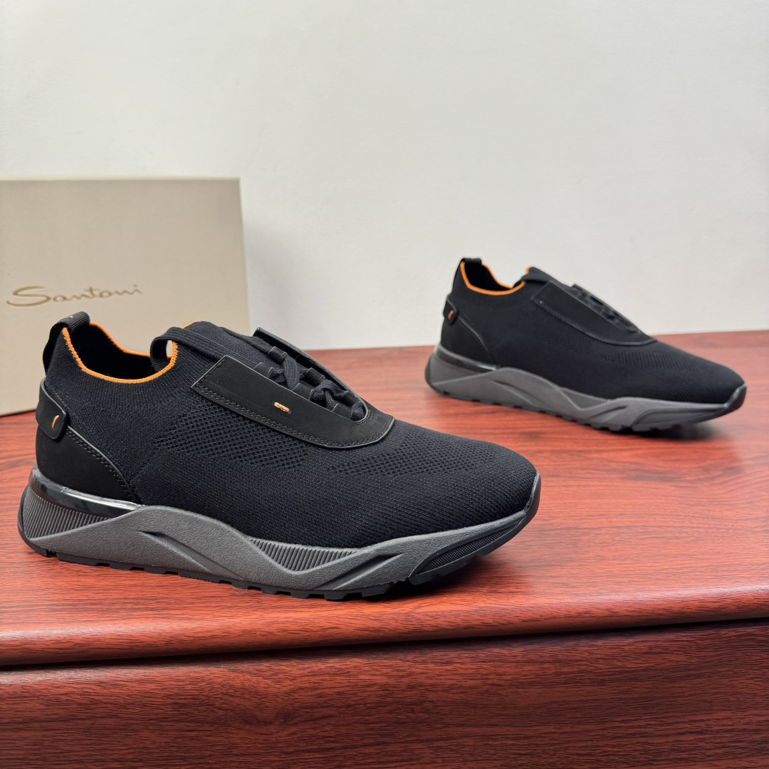 NO:746093,Batch Santoni (Santoni) Italian men's washed denim casual shoes!  Each pair of shoes from this Italian handmade shoe brand has a simple and classic design, which is very comfortable and versatile!  It is not accurate to describe the Italian shoe brand Santoni as 'nouveau riche'. Although it is very young, its appearance and temperament are quite sophisticated, and it can even be said that it is well versed in the ways of the world. The toe of the shoe adopts a classic two-section design concept, and all trimming parts have been processed by hemming technology, giving a 360-degree vision without rough edges!  High elastic mesh lining design!  The real-line method of glueing the empty circle around the outsole is environmentally friendly and does not open the glue!  The upper material of this shoe is made of washed denim and high-mercerized suede cowhide. When you look at the back of the leather, you can see very clear pores!  The inside is made of calf and will not slip or fade!  The outsole is made of a combination of IP outsole and TPU backing sheet, which is light and comfortable on the foot!  The brand's special molded footbed has a layer of high-elastic foam in the middle of the insole that makes it easy to put on your feet. Exclusive private mold control, long-term availability!  Original box packaging, with shoe storage bag!  Size 39-40-41-42-43-44 (45.46 can be customized) Item No. 1959-C1 Black,,cowhide19860909批 Santoni(圣东尼）意大利男士水洗牛仔布休闲鞋！ 这个意大利纯手工鞋履品牌的每一双鞋设计简洁经典,上脚非常舒适百搭！ 用“新贵”来形容意大利鞋履品牌Santoni,并不准确,尽管它很年轻,但呈现出的相貌和气质却相当老练,甚至可以说深谙世故之道. 鞋子鞋头部位采用经典的两节设计理念,切边部位全部经过包边工艺处理,360度无毛边视觉！高弹网布内里设计！大底周圈空胶车真线做法,即环保又不开胶！ 此款鞋面面料采用水洗牛仔布配高丝光反毛牛皮、从皮料反面顶起来会看到很清晰的毛孔！内里进囗小牛里,不打滑,不掉色！大底采用ip大底加tpu底片组合成型,上脚轻便舒适！品牌专用开模脚床,鞋垫中间有一层高弹泡棉上脚轻快.独家私模可控,长期有货！原盒包装,配鞋履收纳袋！ 尺码39-40-41-42-43-44（可定制45.46） 货号1959-C1 黑色,,cowhide,Men's shoes