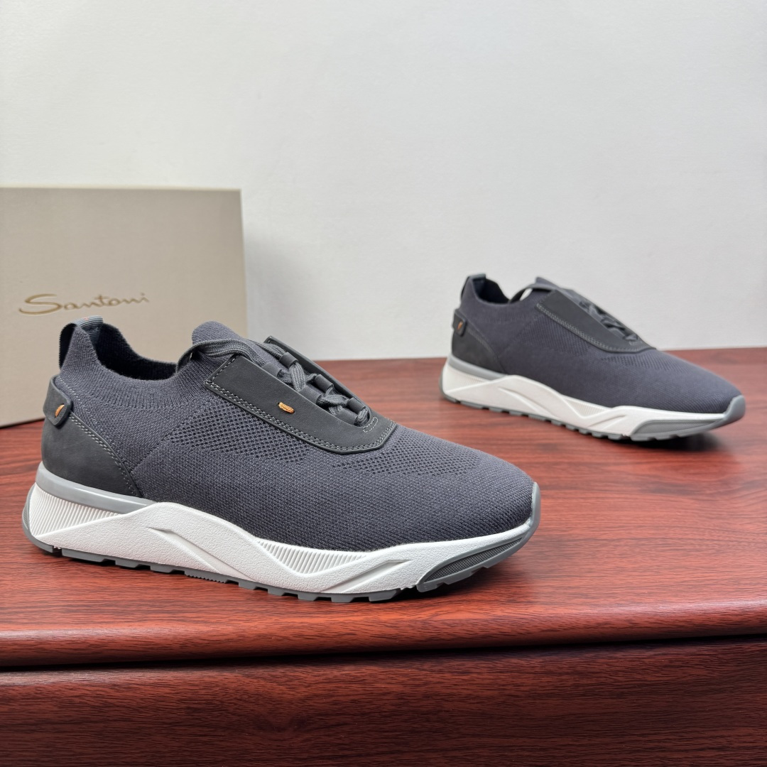 NO:746098,Batch Santoni (Santoni) Italian men's washed denim casual shoes!  Each pair of shoes from this Italian handmade shoe brand has a simple and classic design, which is very comfortable and versatile!  It is not accurate to describe the Italian shoe brand Santoni as 'nouveau riche'. Although it is very young, its appearance and temperament are quite sophisticated, and it can even be said that it is well versed in the ways of the world. The toe of the shoe adopts a classic two-section design concept, and all trimming parts have been processed by hemming technology, giving a 360-degree vision without rough edges!  High elastic mesh lining design!  The real-line method of glueing the empty circle around the outsole is environmentally friendly and does not open the glue!  The upper material of this shoe is made of washed denim and high-mercerized suede cowhide. When you look at the back of the leather, you can see very clear pores!  The inside is made of calf and will not slip or fade!  The outsole is made of a combination of IP outsole and TPU backing sheet, which is light and comfortable on the foot!  The brand's special molded footbed has a layer of high-elastic foam in the middle of the insole that makes it easy to put on your feet. Exclusive private mold control, long-term availability!  Original box packaging, with shoe storage bag!  Size 39-40-41-42-43-44 (can be customized to 45.46) Item No. 1959-C1 dark gray,,cowhide19860909批 Santoni(圣东尼）意大利男士水洗牛仔布休闲鞋！ 这个意大利纯手工鞋履品牌的每一双鞋设计简洁经典,上脚非常舒适百搭！ 用“新贵”来形容意大利鞋履品牌Santoni,并不准确,尽管它很年轻,但呈现出的相貌和气质却相当老练,甚至可以说深谙世故之道. 鞋子鞋头部位采用经典的两节设计理念,切边部位全部经过包边工艺处理,360度无毛边视觉！高弹网布内里设计！大底周圈空胶车真线做法,即环保又不开胶！ 此款鞋面面料采用水洗牛仔布配高丝光反毛牛皮、从皮料反面顶起来会看到很清晰的毛孔！内里进囗小牛里,不打滑,不掉色！大底采用ip大底加tpu底片组合成型,上脚轻便舒适！品牌专用开模脚床,鞋垫中间有一层高弹泡棉上脚轻快.独家私模可控,长期有货！原盒包装,配鞋履收纳袋！ 尺码39-40-41-42-43-44（可定制45.46） 货号1959-C1 深灰,,cowhide,Men's shoes