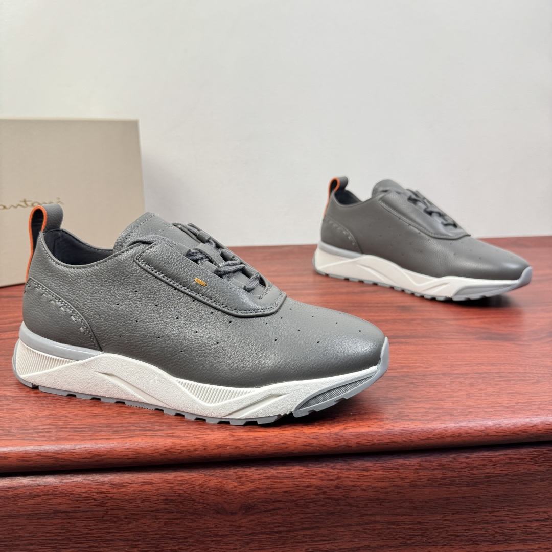 NO:746102,Batch Santoni (Santoni) spring new lightweight soft cow leather men's sports shoes, casual soft-soled shoes!  The dual expression of texture and comfort!  Grained calfskin imported from Italy is selected. The fine texture has a high-end texture. Every inch of leather has been polished by hand, and it feels warm and skin-friendly. The upper adopts breathable perforation technology, taking into account the exquisite appearance and the breathability of the feet, saying goodbye to stuffiness and stickiness. The lightweight rubber outsole is paired with a cushioning midsole, which is flexible and rebound when walking, and can be worn for a long time.  Tired. Simple and unburdened pull-on design, with adjustable shoelaces, adapts to different foot types, and can be easily controlled for daily commuting or leisure travel. From navy blue to dark gray, multiple colors are available, low-key color matching suitable for all kinds of outfits, integrating Italian craftsmanship into modern life, it is an ideal choice for those who pursue quality and comfort. Complete package!  Size 39-40-41-42-43-44 (can be customized to 45.46) Item No. MB1959 leather gray, sneakers, cowhide19860909批 Santoni(圣东尼）春季新款轻便软牛皮革男士运动鞋 休闲软底鞋！ 质感与舒适的双重表达！甄选意大利进口粒面小牛皮,细腻纹理自带高级质感,每一寸皮革都经过手工打磨,触感温润亲肤.鞋面采用透气打孔工艺,兼顾精致外观与足部呼吸感,告别闷湿黏腻.轻量化橡胶大底搭配缓震中底,行走时柔韧回弹,久穿不累.简约无负担的套穿设计,搭配可调节鞋带,适配不同脚型,日常通勤或休闲出行都能轻松驾驭.从藏蓝到深灰,多色可选,低调配色适配各类穿搭,将意式匠艺融入现代生活,是追求品质与舒适人士的理想之选.全套包装！ 尺码39-40-41-42-43-44（可定制45.46） 货号MB1959皮面 灰色,,sneakers,cowhide,Men's shoes
