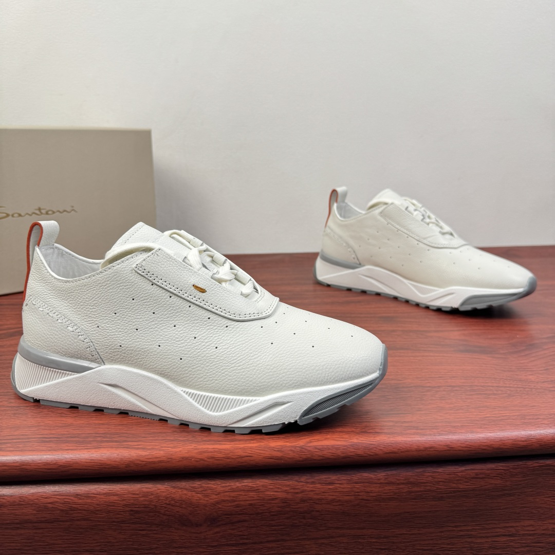 NO:746107,Batch Santoni (Santoni) spring new lightweight soft cow leather men's sports shoes, casual soft-soled shoes!  The dual expression of texture and comfort!  Grained calfskin imported from Italy is selected. The fine texture has a high-end texture. Every inch of leather has been polished by hand, and it feels warm and skin-friendly. The upper adopts breathable perforation technology, taking into account the exquisite appearance and the breathability of the feet, saying goodbye to stuffiness and stickiness. The lightweight rubber outsole is paired with a cushioning midsole, which is flexible and rebound when walking, and can be worn for a long time.  Tired. Simple and unburdened pull-on design, with adjustable shoelaces, adapts to different foot types, and can be easily controlled for daily commuting or leisure travel. From navy blue to dark gray, multiple colors are available, low-key color matching suitable for all kinds of outfits, integrating Italian craftsmanship into modern life, it is an ideal choice for those who pursue quality and comfort. Complete package!  Size 39-40-41-42-43-44 (can be customized to 45.46) Item No. MB1959 leather white, sneakers, cowhide19860909批 Santoni(圣东尼）春季新款轻便软牛皮革男士运动鞋 休闲软底鞋！ 质感与舒适的双重表达！甄选意大利进口粒面小牛皮,细腻纹理自带高级质感,每一寸皮革都经过手工打磨,触感温润亲肤.鞋面采用透气打孔工艺,兼顾精致外观与足部呼吸感,告别闷湿黏腻.轻量化橡胶大底搭配缓震中底,行走时柔韧回弹,久穿不累.简约无负担的套穿设计,搭配可调节鞋带,适配不同脚型,日常通勤或休闲出行都能轻松驾驭.从藏蓝到深灰,多色可选,低调配色适配各类穿搭,将意式匠艺融入现代生活,是追求品质与舒适人士的理想之选.全套包装！ 尺码39-40-41-42-43-44（可定制45.46） 货号MB1959皮面 白色,,sneakers,cowhide,Men's shoes