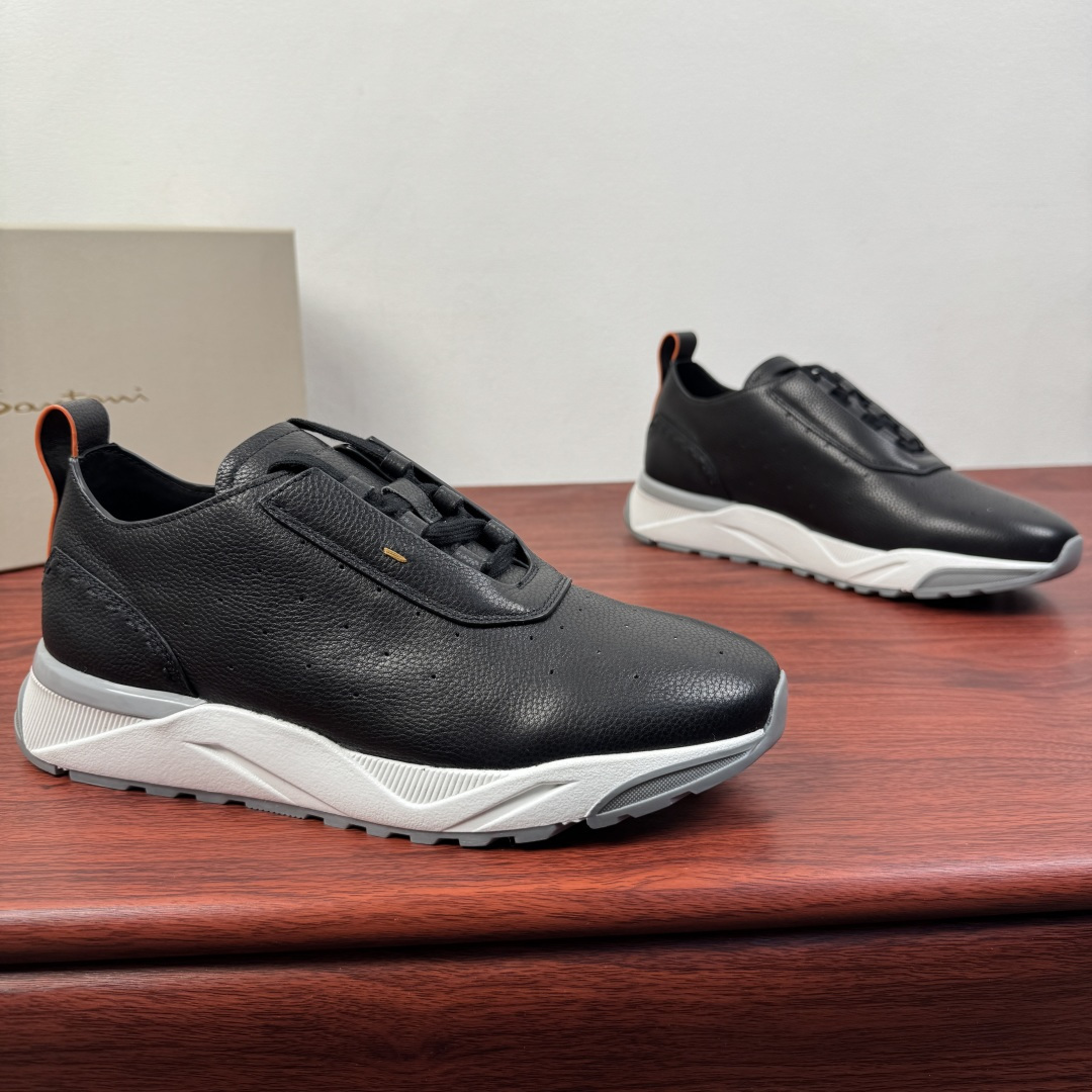NO:746113,Batch Santoni (Santoni) spring new lightweight soft cow leather men's sports shoes, casual soft-soled shoes!  The dual expression of texture and comfort!  Grained calfskin imported from Italy is selected. The fine texture has a high-end texture. Every inch of leather has been polished by hand, and it feels warm and skin-friendly. The upper adopts breathable perforation technology, taking into account the exquisite appearance and the breathability of the feet, saying goodbye to stuffiness and stickiness. The lightweight rubber outsole is paired with a cushioning midsole, which is flexible and rebound when walking, and can be worn for a long time.  Tired. Simple and unburdened pull-on design, with adjustable shoelaces, adapts to different foot types, and can be easily controlled for daily commuting or leisure travel. From navy blue to dark gray, multiple colors are available, low-key color matching suitable for all kinds of outfits, integrating Italian craftsmanship into modern life, it is an ideal choice for those who pursue quality and comfort. Complete package!  Size 39-40-41-42-43-44 (can be customized to 45.46) Item No. MB1959 leather black, sneakers, cowhide19860909批 Santoni(圣东尼）春季新款轻便软牛皮革男士运动鞋 休闲软底鞋！ 质感与舒适的双重表达！甄选意大利进口粒面小牛皮,细腻纹理自带高级质感,每一寸皮革都经过手工打磨,触感温润亲肤.鞋面采用透气打孔工艺,兼顾精致外观与足部呼吸感,告别闷湿黏腻.轻量化橡胶大底搭配缓震中底,行走时柔韧回弹,久穿不累.简约无负担的套穿设计,搭配可调节鞋带,适配不同脚型,日常通勤或休闲出行都能轻松驾驭.从藏蓝到深灰,多色可选,低调配色适配各类穿搭,将意式匠艺融入现代生活,是追求品质与舒适人士的理想之选.全套包装！ 尺码39-40-41-42-43-44（可定制45.46） 货号MB1959皮面 黑色,,sneakers,cowhide,Men's shoes