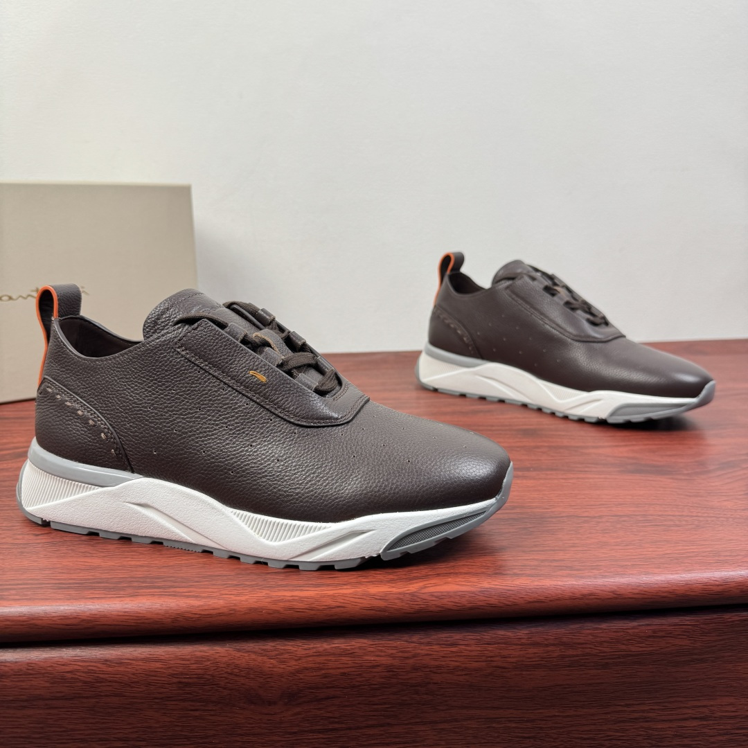 NO:746122,Batch Santoni (Santoni) spring new lightweight soft cow leather men's sports shoes, casual soft-soled shoes!  The dual expression of texture and comfort!  Grained calfskin imported from Italy is selected. The fine texture has a high-end texture. Every inch of leather has been polished by hand, and it feels warm and skin-friendly. The upper adopts breathable perforation technology, taking into account the exquisite appearance and the breathability of the feet, saying goodbye to stuffiness and stickiness. The lightweight rubber outsole is paired with a cushioning midsole, which is flexible and rebound when walking, and can be worn for a long time.  Tired. Simple and unburdened pull-on design, with adjustable shoelaces, adapts to different foot types, and can be easily controlled for daily commuting or leisure travel. From navy blue to dark gray, multiple colors are available, low-key color matching suitable for all kinds of outfits, integrating Italian craftsmanship into modern life, it is an ideal choice for those who pursue quality and comfort. Complete package!  Size 39-40-41-42-43-44 (can be customized to 45.46) Item No. MB1959 leather cover coffee color, sneakers, cowhide19860909批 Santoni(圣东尼）春季新款轻便软牛皮革男士运动鞋 休闲软底鞋！ 质感与舒适的双重表达！甄选意大利进口粒面小牛皮,细腻纹理自带高级质感,每一寸皮革都经过手工打磨,触感温润亲肤.鞋面采用透气打孔工艺,兼顾精致外观与足部呼吸感,告别闷湿黏腻.轻量化橡胶大底搭配缓震中底,行走时柔韧回弹,久穿不累.简约无负担的套穿设计,搭配可调节鞋带,适配不同脚型,日常通勤或休闲出行都能轻松驾驭.从藏蓝到深灰,多色可选,低调配色适配各类穿搭,将意式匠艺融入现代生活,是追求品质与舒适人士的理想之选.全套包装！ 尺码39-40-41-42-43-44（可定制45.46） 货号MB1959皮面 咖色,,sneakers,cowhide,Men's shoes