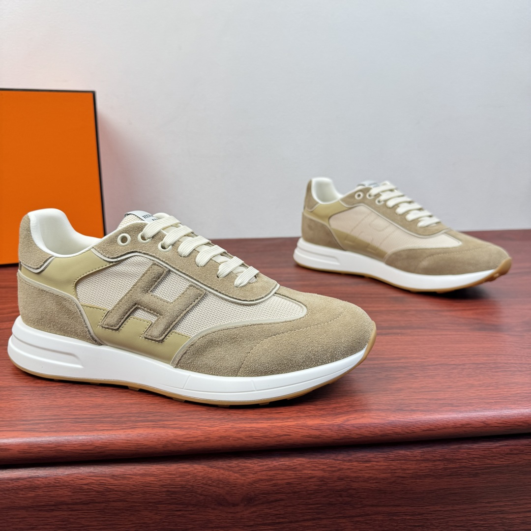 NO:756325,Batch of Hermes/Hermes Match series sports shoes new models shipped!  Retro casual sneakers｜The collision of Italian craftsmanship and French elegance!  The upper is made of fine-grained calfskin and soft suede, paired with breathable mesh splicing. It has rich layers and high-quality texture, and every stitch shows handcraftsmanship. The iconic three-dimensional 'H' letter embellishment is not only a reflection of brand recognition, but also the finishing touch of retro aesthetics. Lightweight rubber  The outsole is paired with a cushioning midsole, which is flexible and rebound when walking, and will not be tiring after long-term wear. The classic lace-up design fits the shape of the foot, and multiple colors are available to suit different wear scenarios. Whether it is business commuting or leisure outings, it can be easily controlled. Multiple styles are available to meet the matching needs of different scenes, and a full set of packages!  Size 39-40-41-43-43-44 Leather shoe size (can be customized to 38.45) Item number H1211 suede apricot, hermes, hermes, sneakers, cowhide, chamois leather19860909批 Hermes/爱马仕 Match系列运动鞋 新款出货！复古休闲运动鞋｜意式匠艺与法式优雅的碰撞！鞋面甄选细腻粒面小牛皮与柔软麂皮,搭配透气网布拼接,层次丰富且质感高级,每一处缝线都彰显手工匠艺.标志性立体“H”字母缀饰,既是品牌辨识度的体现,也是复古美学的点睛之笔.轻量化橡胶大底搭配缓震中底,行走时柔韧回弹,久穿不累.经典系带设计贴合脚型,多色可选适配不同穿搭场景,无论是商务通勤还是休闲出街,都能轻松驾驭.多重款式可选,满足不同场景搭配需求,全套包装！ 尺码39-40-41-43-43-44皮鞋尺码（可定制38.45） 货号H1211反绒 杏色,,hermes,hermes,sneakers,cowhide,chamois leather,Men's shoes