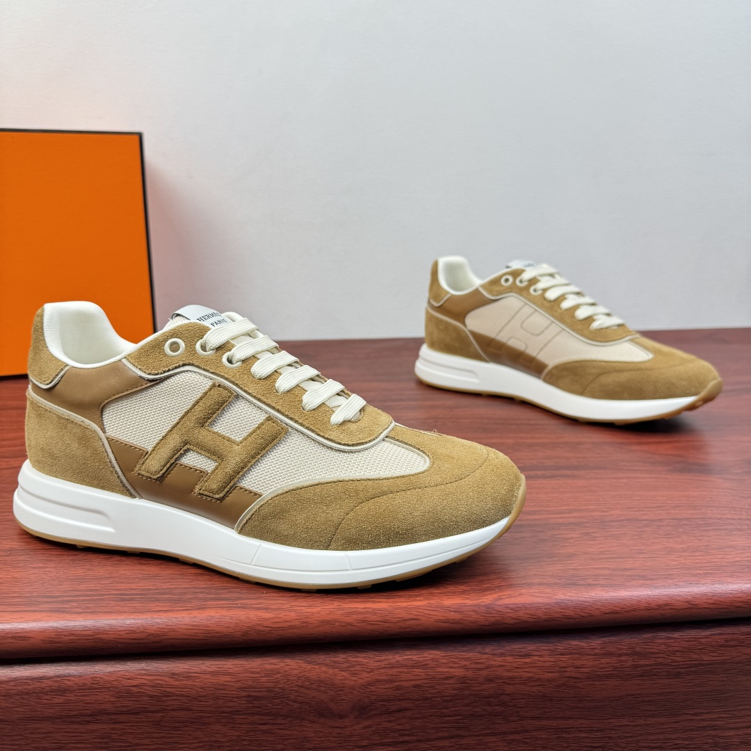 NO:756327,Batch of Hermes/Hermes Match series sports shoes new models shipped!  Retro casual sneakers｜The collision of Italian craftsmanship and French elegance!  The upper is made of fine-grained calfskin and soft suede, paired with breathable mesh splicing. It has rich layers and high-quality texture, and every stitch shows handcraftsmanship. The iconic three-dimensional 'H' letter embellishment is not only a reflection of brand recognition, but also the finishing touch of retro aesthetics. Lightweight rubber  The outsole is paired with a cushioning midsole, which is flexible and rebound when walking, and will not be tiring after long-term wear. The classic lace-up design fits the shape of the foot, and multiple colors are available to suit different wear scenarios. Whether it is business commuting or leisure outings, it can be easily controlled. Multiple styles are available to meet the matching needs of different scenes, and a full set of packages!  Size 39-40-41-43-43-44 Leather shoe size (can be customized to 38.45) Item number H1211 brown, hermes, hermes, sneakers, cowhide, chamois leather19860909批 Hermes/爱马仕 Match系列运动鞋 新款出货！复古休闲运动鞋｜意式匠艺与法式优雅的碰撞！鞋面甄选细腻粒面小牛皮与柔软麂皮,搭配透气网布拼接,层次丰富且质感高级,每一处缝线都彰显手工匠艺.标志性立体“H”字母缀饰,既是品牌辨识度的体现,也是复古美学的点睛之笔.轻量化橡胶大底搭配缓震中底,行走时柔韧回弹,久穿不累.经典系带设计贴合脚型,多色可选适配不同穿搭场景,无论是商务通勤还是休闲出街,都能轻松驾驭.多重款式可选,满足不同场景搭配需求,全套包装！ 尺码39-40-41-43-43-44皮鞋尺码（可定制38.45） 货号H1211 棕色,,hermes,hermes,sneakers,cowhide,chamois leather,Men's shoes