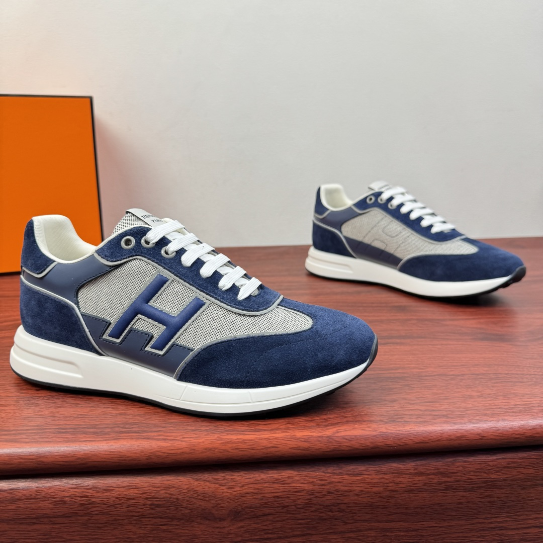 NO:756331,Batch of Hermes/Hermes Match series sports shoes new models shipped!  Retro casual sneakers｜The collision of Italian craftsmanship and French elegance!  The upper is made of fine-grained calfskin and soft suede, paired with breathable mesh splicing. It has rich layers and high-quality texture, and every stitch shows handcraftsmanship. The iconic three-dimensional 'H' letter embellishment is not only a reflection of brand recognition, but also the finishing touch of retro aesthetics. Lightweight rubber  The outsole is paired with a cushioning midsole, which is flexible and rebound when walking, and will not be tiring after long-term wear. The classic lace-up design fits the shape of the foot, and multiple colors are available to suit different wear scenarios. Whether it is business commuting or leisure outings, it can be easily controlled. Multiple styles are available to meet the matching needs of different scenes, and a full set of packages!  Size 39-40-41-43-43-44 Leather shoe size (can be customized to 38.45) Item number H1211 anti-fleece blue, hermes, hermes, sneakers, cowhide, chamois leather19860909批 Hermes/爱马仕 Match系列运动鞋 新款出货！复古休闲运动鞋｜意式匠艺与法式优雅的碰撞！鞋面甄选细腻粒面小牛皮与柔软麂皮,搭配透气网布拼接,层次丰富且质感高级,每一处缝线都彰显手工匠艺.标志性立体“H”字母缀饰,既是品牌辨识度的体现,也是复古美学的点睛之笔.轻量化橡胶大底搭配缓震中底,行走时柔韧回弹,久穿不累.经典系带设计贴合脚型,多色可选适配不同穿搭场景,无论是商务通勤还是休闲出街,都能轻松驾驭.多重款式可选,满足不同场景搭配需求,全套包装！ 尺码39-40-41-43-43-44皮鞋尺码（可定制38.45） 货号H1211反绒布 蓝色,,hermes,hermes,sneakers,cowhide,chamois leather,Men's shoes