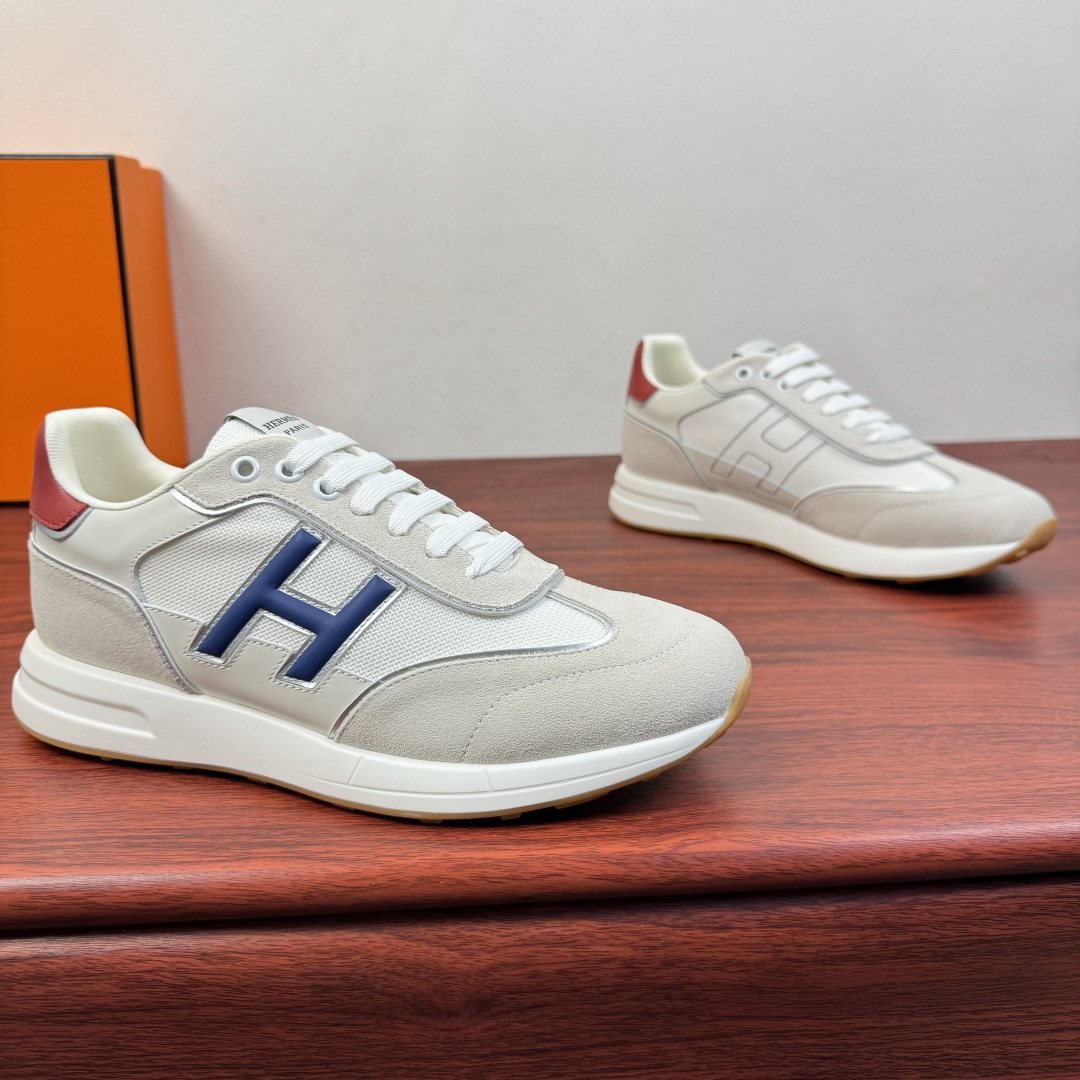NO:756333,Batch of Hermes/Hermes Match series sports shoes new models shipped!  Retro casual sneakers｜The collision of Italian craftsmanship and French elegance!  The upper is made of fine-grained calfskin and soft suede, paired with breathable mesh splicing. It has rich layers and high-quality texture, and every stitch shows handcraftsmanship. The iconic three-dimensional 'H' letter embellishment is not only a reflection of brand recognition, but also the finishing touch of retro aesthetics. Lightweight rubber  The outsole is paired with a cushioning midsole, which is flexible and rebound when walking, and will not be tiring after long-term wear. The classic lace-up design fits the shape of the foot, and multiple colors are available to suit different wear scenarios. Whether it is business commuting or leisure outings, it can be easily controlled. Multiple styles are available to meet the matching needs of different scenes, and a full set of packages!  Size 39-40-41-43-43-44 Leather shoe size (can be customized to 38.45) Item number H1211 suede fabric white and blue, hermes, hermes, sneakers, cowhide, chamois leather19860909批 Hermes/爱马仕 Match系列运动鞋 新款出货！复古休闲运动鞋｜意式匠艺与法式优雅的碰撞！鞋面甄选细腻粒面小牛皮与柔软麂皮,搭配透气网布拼接,层次丰富且质感高级,每一处缝线都彰显手工匠艺.标志性立体“H”字母缀饰,既是品牌辨识度的体现,也是复古美学的点睛之笔.轻量化橡胶大底搭配缓震中底,行走时柔韧回弹,久穿不累.经典系带设计贴合脚型,多色可选适配不同穿搭场景,无论是商务通勤还是休闲出街,都能轻松驾驭.多重款式可选,满足不同场景搭配需求,全套包装！ 尺码39-40-41-43-43-44皮鞋尺码（可定制38.45） 货号H1211反绒布 白蓝,,hermes,hermes,sneakers,cowhide,chamois leather,Men's shoes