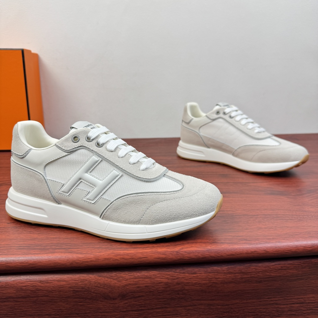 NO:756335,Batch of Hermes/Hermes Match series sports shoes new models shipped!  Retro casual sneakers｜The collision of Italian craftsmanship and French elegance!  The upper is made of fine-grained calfskin and soft suede, paired with breathable mesh splicing. It has rich layers and high-quality texture, and every stitch shows handcraftsmanship. The iconic three-dimensional 'H' letter embellishment is not only a reflection of brand recognition, but also the finishing touch of retro aesthetics. Lightweight rubber  The outsole is paired with a cushioning midsole, which is flexible and rebound when walking, and will not be tiring after long-term wear. The classic lace-up design fits the shape of the foot, and multiple colors are available to suit different wear scenarios. Whether it is business commuting or leisure outings, it can be easily controlled. Multiple styles are available to meet the matching needs of different scenes, and a full set of packages!  Size 39-40-41-43-43-44 leather shoe size (can be customized to 38.45) Item number H1211 suede fabric white, hermes, hermes, sneakers, cowhide, chamois leather19860909批 Hermes/爱马仕 Match系列运动鞋 新款出货！复古休闲运动鞋｜意式匠艺与法式优雅的碰撞！鞋面甄选细腻粒面小牛皮与柔软麂皮,搭配透气网布拼接,层次丰富且质感高级,每一处缝线都彰显手工匠艺.标志性立体“H”字母缀饰,既是品牌辨识度的体现,也是复古美学的点睛之笔.轻量化橡胶大底搭配缓震中底,行走时柔韧回弹,久穿不累.经典系带设计贴合脚型,多色可选适配不同穿搭场景,无论是商务通勤还是休闲出街,都能轻松驾驭.多重款式可选,满足不同场景搭配需求,全套包装！ 尺码39-40-41-43-43-44皮鞋尺码（可定制38.45） 货号H1211反绒布 白色,,hermes,hermes,sneakers,cowhide,chamois leather,Men's shoes