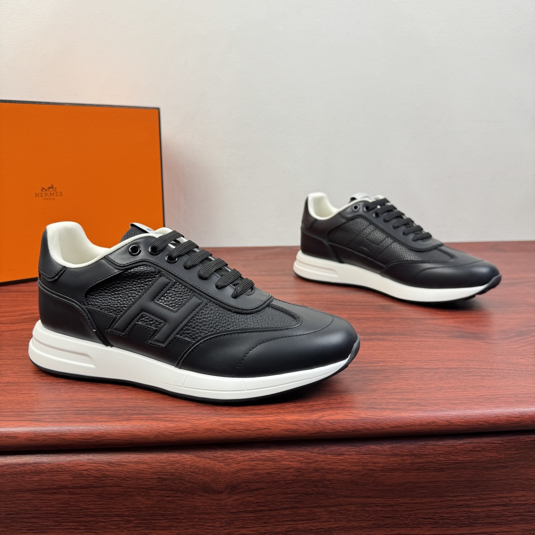 NO:756342,Batch of Hermes/Hermes Match series sports shoes new models shipped!  Retro casual sneakers｜The collision of Italian craftsmanship and French elegance!  The upper is made of fine-grained calfskin and soft suede, paired with breathable mesh splicing. It has rich layers and high-quality texture, and every stitch shows handcraftsmanship. The iconic three-dimensional 'H' letter embellishment is not only a reflection of brand recognition, but also the finishing touch of retro aesthetics. Lightweight rubber  The outsole is paired with a cushioning midsole, which is flexible and rebound when walking, and will not be tiring after long-term wear. The classic lace-up design fits the shape of the foot, and multiple colors are available to suit different wear scenarios. Whether it is business commuting or leisure outings, it can be easily controlled. Multiple styles are available to meet the matching needs of different scenes, and a full set of packages!  Size 39-40-41-43-43-44 leather shoe size (can be customized to 38.45) Item number H1211 full leather black, hermes, hermes, sneakers, cowhide, chamois leather19860909批 Hermes/爱马仕 Match系列运动鞋 新款出货！复古休闲运动鞋｜意式匠艺与法式优雅的碰撞！鞋面甄选细腻粒面小牛皮与柔软麂皮,搭配透气网布拼接,层次丰富且质感高级,每一处缝线都彰显手工匠艺.标志性立体“H”字母缀饰,既是品牌辨识度的体现,也是复古美学的点睛之笔.轻量化橡胶大底搭配缓震中底,行走时柔韧回弹,久穿不累.经典系带设计贴合脚型,多色可选适配不同穿搭场景,无论是商务通勤还是休闲出街,都能轻松驾驭.多重款式可选,满足不同场景搭配需求,全套包装！ 尺码39-40-41-43-43-44皮鞋尺码（可定制38.45） 货号H1211全皮 黑色,,hermes,hermes,sneakers,cowhide,chamois leather,Men's shoes