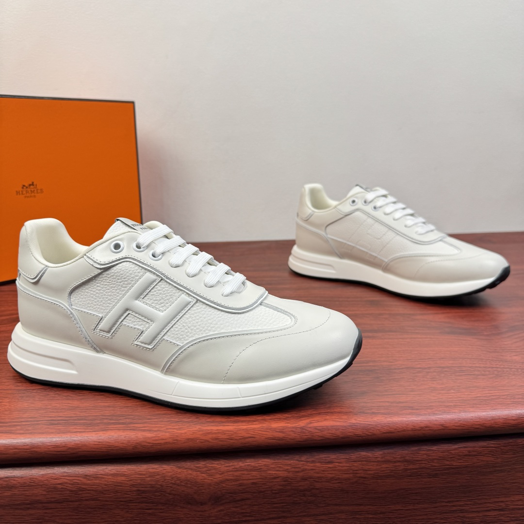 NO:756345,Batch of Hermes/Hermes Match series sports shoes new models shipped!  Retro casual sneakers｜The collision of Italian craftsmanship and French elegance!  The upper is made of fine-grained calfskin and soft suede, paired with breathable mesh splicing. It has rich layers and high-quality texture, and every stitch shows handcraftsmanship. The iconic three-dimensional 'H' letter embellishment is not only a reflection of brand recognition, but also the finishing touch of retro aesthetics. Lightweight rubber  The outsole is paired with a cushioning midsole, which is flexible and rebound when walking, and will not be tiring after long-term wear. The classic lace-up design fits the shape of the foot, and multiple colors are available to suit different wear scenarios. Whether it is business commuting or leisure outings, it can be easily controlled. Multiple styles are available to meet the matching needs of different scenes, and a full set of packages!  Size 39-40-41-43-43-44 leather shoe size (can be customized to 38.45) Item number H1211 full leather white, hermes, hermes, sneakers, cowhide, chamois leather19860909批 Hermes/爱马仕 Match系列运动鞋 新款出货！复古休闲运动鞋｜意式匠艺与法式优雅的碰撞！鞋面甄选细腻粒面小牛皮与柔软麂皮,搭配透气网布拼接,层次丰富且质感高级,每一处缝线都彰显手工匠艺.标志性立体“H”字母缀饰,既是品牌辨识度的体现,也是复古美学的点睛之笔.轻量化橡胶大底搭配缓震中底,行走时柔韧回弹,久穿不累.经典系带设计贴合脚型,多色可选适配不同穿搭场景,无论是商务通勤还是休闲出街,都能轻松驾驭.多重款式可选,满足不同场景搭配需求,全套包装！ 尺码39-40-41-43-43-44皮鞋尺码（可定制38.45） 货号H1211全皮 白色,,hermes,hermes,sneakers,cowhide,chamois leather,Men's shoes