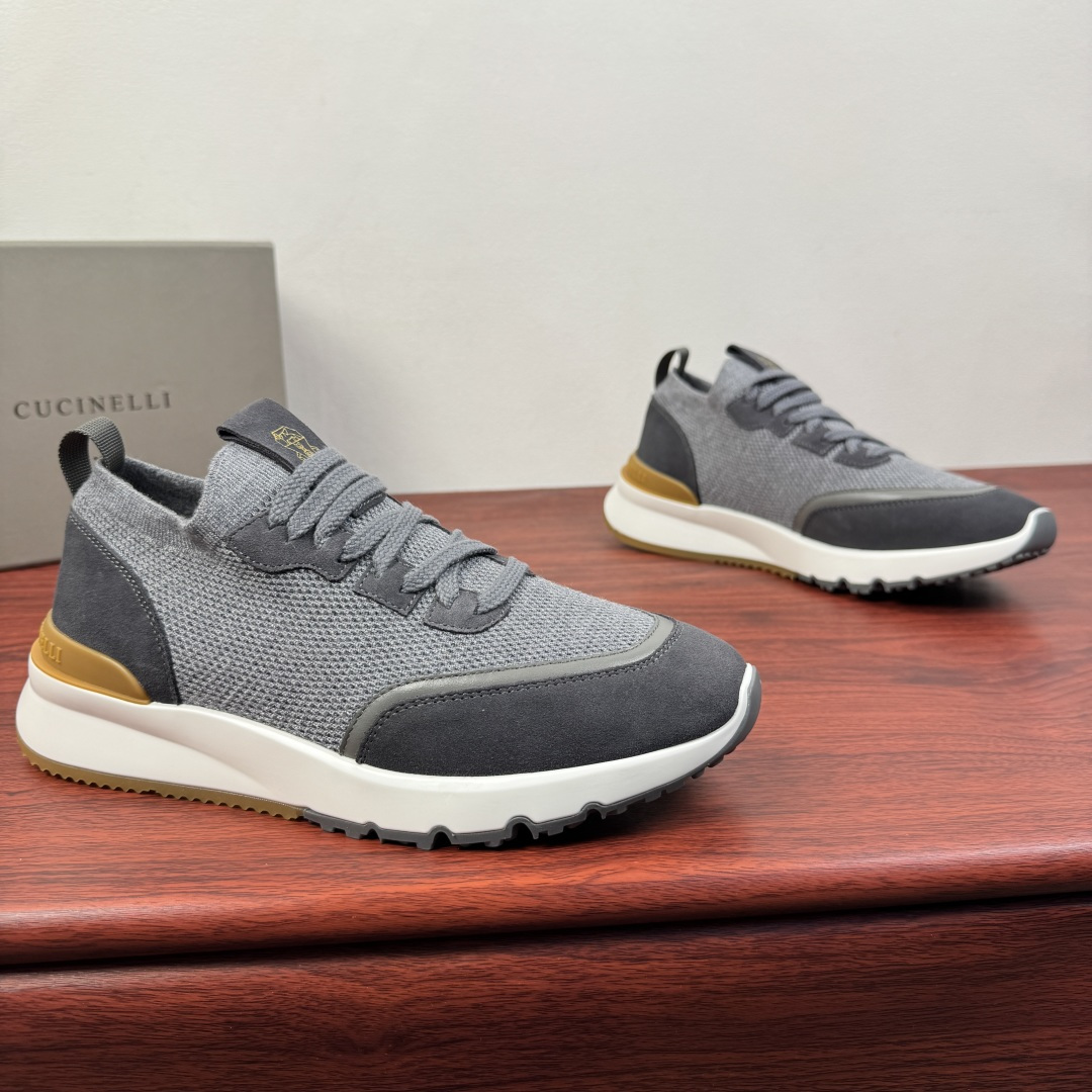 NO:756317,Batch Brunello Cucinelli Men's Suede Leather Paneled Knit Sneakers!  Spring new model Classic suede leather toe wrapping design Light and elastic knitted upper Comfortable fit for the foot Suede leather laces of the same color Patch decoration Classic badge logo tongue Rear webbing strap High elastic elastic collar slip-on style Easy to put on and take off Standard leather feet can be pulled out No shoe lining Light white and yellow contrast stitching sole Standard sports shoe version Tight contours on both sides of the shoe Awesome in kind, a very stylish one  Simple dark color, versatile for the upper and lower body, full package!  Size 39-40-41-42-43-44 leather shoe size (can be customized to 38.45.46) Item number BC52929 light gray, brunello cucinelli, sneakers19860909批 Brunello Cucinelli 男士反绒皮革拼接针织物运动鞋！ 春季新款 经典反绒皮革鞋头包裹设计 轻盈且富有弹性的针织鞋面 舒适贴合脚型 同色系反绒皮革系带 贴装饰 经典徽章标识鞋舌 后置织带提鞋环带 高弹松紧鞋口套穿风格 穿脱方便 可抽出标配真皮垫脚 无鞋衬 轻盈白色黄色撞色拼接鞋底 标准运动鞋版型 鞋子两侧呈现紧致轮廓 实物超赞 非常有型的一款 简朴暗色系 上脚百搭显气质,全套包装！ 尺码39-40-41-42-43-44皮鞋尺码（可定制38.45.46） 货号BC52929浅灰,,brunello cucinelli,sneakers,Men's shoes