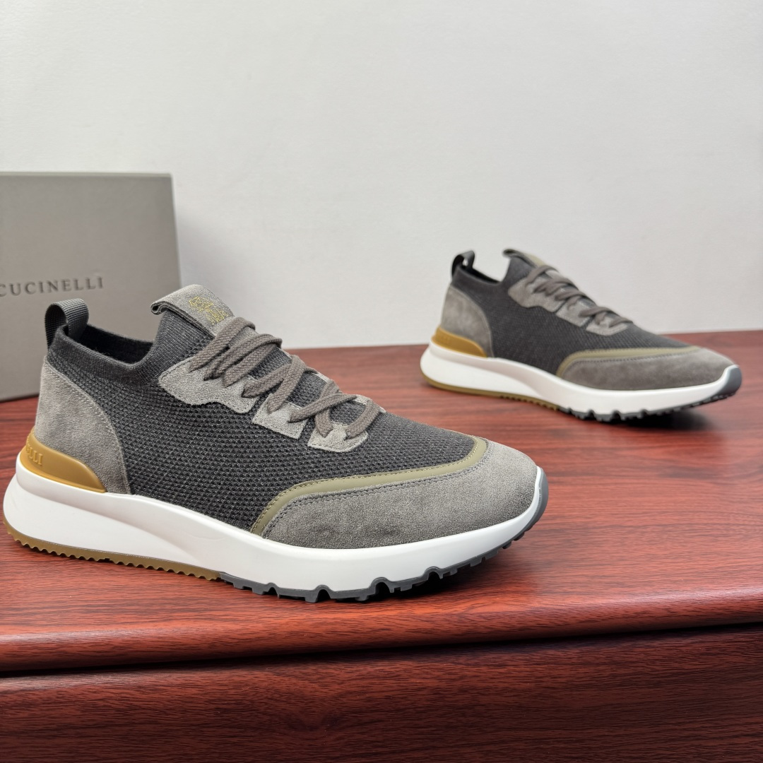 NO:756319,Batch Brunello Cucinelli Men's Suede Leather Paneled Knit Sneakers!  Spring new model Classic suede leather toe wrapping design Light and elastic knitted upper Comfortable fit for the foot Suede leather laces of the same color Patch decoration Classic badge logo tongue Rear webbing strap High elastic elastic collar slip-on style Easy to put on and take off Standard leather feet can be pulled out No shoe lining Light white and yellow contrast stitching sole Standard sports shoe version Tight contours on both sides of the shoe Awesome in kind, a very stylish one  Simple dark color, versatile for the upper and lower body, full package!  Size 39-40-41-42-43-44 leather shoe size (can be customized to 38.45.46) Item number BC52929 dark gray, brunello cucinelli, sneakers19860909批 Brunello Cucinelli 男士反绒皮革拼接针织物运动鞋！ 春季新款 经典反绒皮革鞋头包裹设计 轻盈且富有弹性的针织鞋面 舒适贴合脚型 同色系反绒皮革系带 贴装饰 经典徽章标识鞋舌 后置织带提鞋环带 高弹松紧鞋口套穿风格 穿脱方便 可抽出标配真皮垫脚 无鞋衬 轻盈白色黄色撞色拼接鞋底 标准运动鞋版型 鞋子两侧呈现紧致轮廓 实物超赞 非常有型的一款 简朴暗色系 上脚百搭显气质,全套包装！ 尺码39-40-41-42-43-44皮鞋尺码（可定制38.45.46） 货号BC52929深灰,,brunello cucinelli,sneakers,Men's shoes