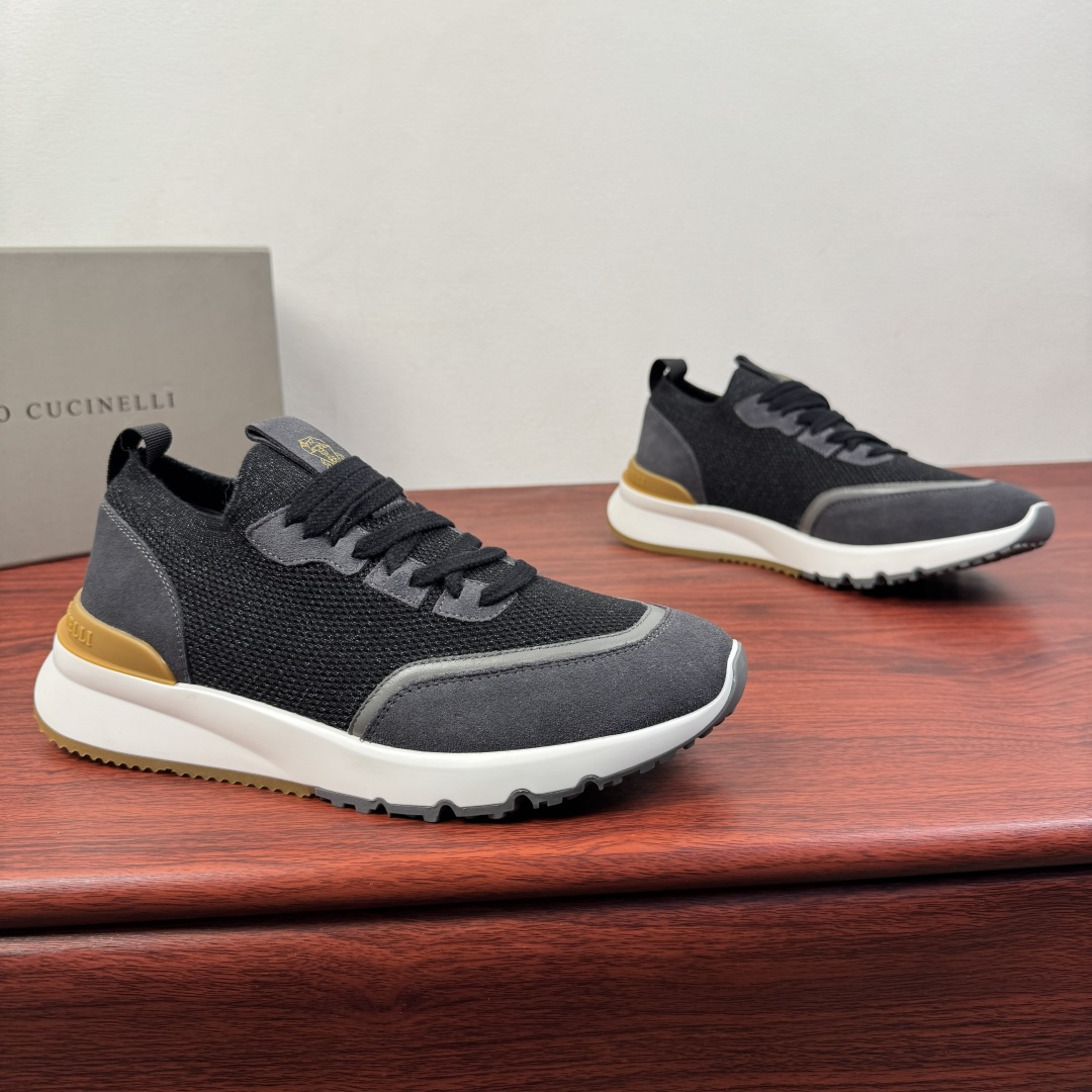 NO:756323,Batch Brunello Cucinelli Men's Suede Leather Paneled Knit Sneakers!  Spring new model Classic suede leather toe wrapping design Light and elastic knitted upper Comfortable fit for the foot Suede leather laces of the same color Patch decoration Classic badge logo tongue Rear webbing strap High elastic elastic collar slip-on style Easy to put on and take off Standard leather feet can be pulled out No shoe lining Light white and yellow contrast stitching sole Standard sports shoe version Tight contours on both sides of the shoe Awesome in kind, a very stylish one  Simple dark color, versatile for the upper and lower body, full package!  Size 39-40-41-42-43-44 Leather shoe size (can be customized to 38.45.46) Item number BC52929 Gray and black, brunello cucinelli, sneakers19860909批 Brunello Cucinelli 男士反绒皮革拼接针织物运动鞋！ 春季新款 经典反绒皮革鞋头包裹设计 轻盈且富有弹性的针织鞋面 舒适贴合脚型 同色系反绒皮革系带 贴装饰 经典徽章标识鞋舌 后置织带提鞋环带 高弹松紧鞋口套穿风格 穿脱方便 可抽出标配真皮垫脚 无鞋衬 轻盈白色黄色撞色拼接鞋底 标准运动鞋版型 鞋子两侧呈现紧致轮廓 实物超赞 非常有型的一款 简朴暗色系 上脚百搭显气质,全套包装！ 尺码39-40-41-42-43-44皮鞋尺码（可定制38.45.46） 货号BC52929 灰黑,,brunello cucinelli,sneakers,Men's shoes
