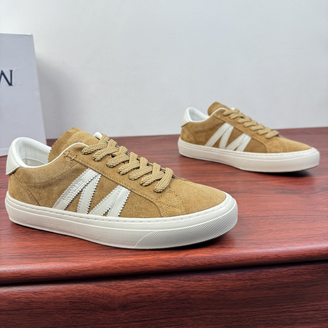 NO:756308,Batch Moncler/Meng Mouth new spring men's sports shoes, versatile leather casual sneakers, light luxury commuting style!  Genuine leather casual sneakers | Minimalist, light and luxurious, showing style in every step  Originating from the classic work of the luxury brand Moncler, this pair of genuine leather sneakers perfectly combines high-end sense with practicality. The upper is made of fine first-layer cowhide, which is soft to the touch and transparent in texture. It is available in two colors: classic black and pure white, suitable for the needs of all seasons. The neat low-top version is matched with a rounded toe, which can modify the shape of the foot and is easy to wear. The thickened rubber sole is also anti-slip.  And rebound, it can stay comfortable even when walking for a long time. The contrasting details on the tongue and lining hide ingenuity, and show the craftsmanship in a low-key manner. Whether it is paired with a suit to create a commuting yuppie style, or paired with jeans for daily casualness, it can easily hold up to a variety of occasions. It is a timeless luxury choice for men's shoe cabinets. Every step is based on texture and taste.  Size 39-40-41-42-43-44 leather shoe size (can be customized to 38.45) Item number MQ001 color matching brown, Moncler, sneakers, jeans, business suit, cowhide19860909批 Moncler/蒙口 春季新款男士运动鞋 百搭款皮革休闲板鞋 轻奢通勤风！ 真皮休闲板鞋｜极简轻奢,步履之间尽显格调 源自奢侈品牌Moncler的经典之作,这双真皮板鞋将高级感与实用性完美融合.鞋面甄选细腻头层牛皮,触感柔软且质感通透,经典黑与纯净白两款配色,适配四季穿搭需求.利落低帮版型搭配圆润鞋头,修饰脚型不挑穿搭,加厚橡胶鞋底兼具防滑与回弹,长时间行走也能保持舒适.鞋舌与内里的撞色细节暗藏巧思,低调中彰显匠心工艺.无论是搭配西装打造通勤雅痞风,还是配牛仔裤演绎日常随性,都能轻松hold住多种场合,是男士鞋柜里永不过时的轻奢选择,每一步都踏在质感与品味之上. 尺码39-40-41-42-43-44皮鞋尺码（可定制38.45） 货号MQ001拼色 棕色,,Moncler,sneakers,jeans,business suit,cowhide,Men's shoes