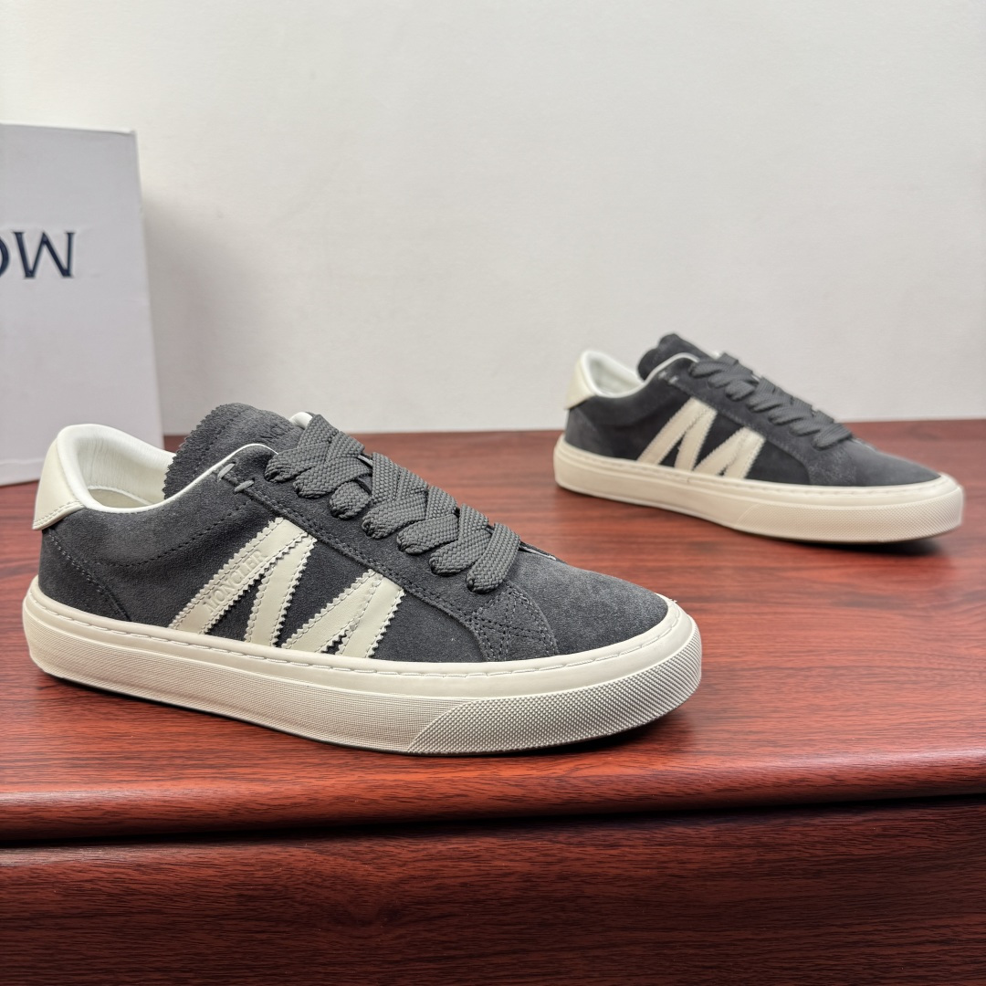 NO:756310,Batch Moncler/Meng Mouth new spring men's sports shoes, versatile leather casual sneakers, light luxury commuting style!  Genuine leather casual sneakers | Minimalist, light and luxurious, showing style in every step  Originating from the classic work of the luxury brand Moncler, this pair of genuine leather sneakers perfectly combines high-end sense with practicality. The upper is made of fine first-layer cowhide, which is soft to the touch and transparent in texture. It is available in two colors: classic black and pure white, suitable for the needs of all seasons. The neat low-top version is matched with a rounded toe, which can modify the shape of the foot and is easy to wear. The thickened rubber sole is also anti-slip.  And rebound, it can stay comfortable even when walking for a long time. The contrasting details on the tongue and lining hide ingenuity, and show the craftsmanship in a low-key manner. Whether it is paired with a suit to create a commuting yuppie style, or paired with jeans for daily casualness, it can easily hold up to a variety of occasions. It is a timeless luxury choice for men's shoe cabinets. Every step is based on texture and taste.  Size 39-40-41-42-43-44 leather shoe size (can be customized to 38.45) Item number MQ001 color matching gray, Moncler, sneakers, jeans, business suit, cowhide19860909批 Moncler/蒙口 春季新款男士运动鞋 百搭款皮革休闲板鞋 轻奢通勤风！ 真皮休闲板鞋｜极简轻奢,步履之间尽显格调 源自奢侈品牌Moncler的经典之作,这双真皮板鞋将高级感与实用性完美融合.鞋面甄选细腻头层牛皮,触感柔软且质感通透,经典黑与纯净白两款配色,适配四季穿搭需求.利落低帮版型搭配圆润鞋头,修饰脚型不挑穿搭,加厚橡胶鞋底兼具防滑与回弹,长时间行走也能保持舒适.鞋舌与内里的撞色细节暗藏巧思,低调中彰显匠心工艺.无论是搭配西装打造通勤雅痞风,还是配牛仔裤演绎日常随性,都能轻松hold住多种场合,是男士鞋柜里永不过时的轻奢选择,每一步都踏在质感与品味之上. 尺码39-40-41-42-43-44皮鞋尺码（可定制38.45） 货号MQ001拼色 灰色,,Moncler,sneakers,jeans,business suit,cowhide,Men's shoes